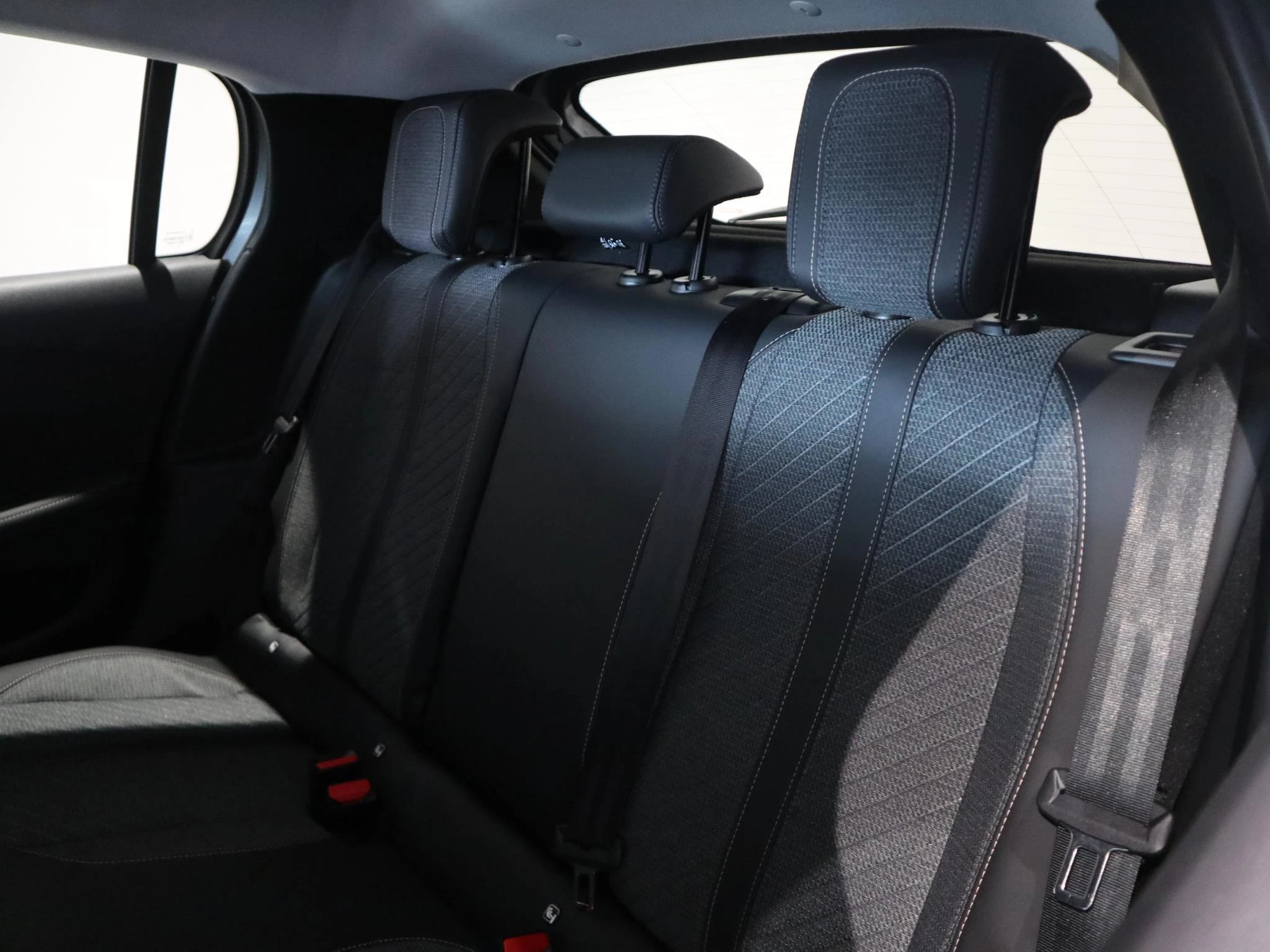 Peugeot-e-208-image-11