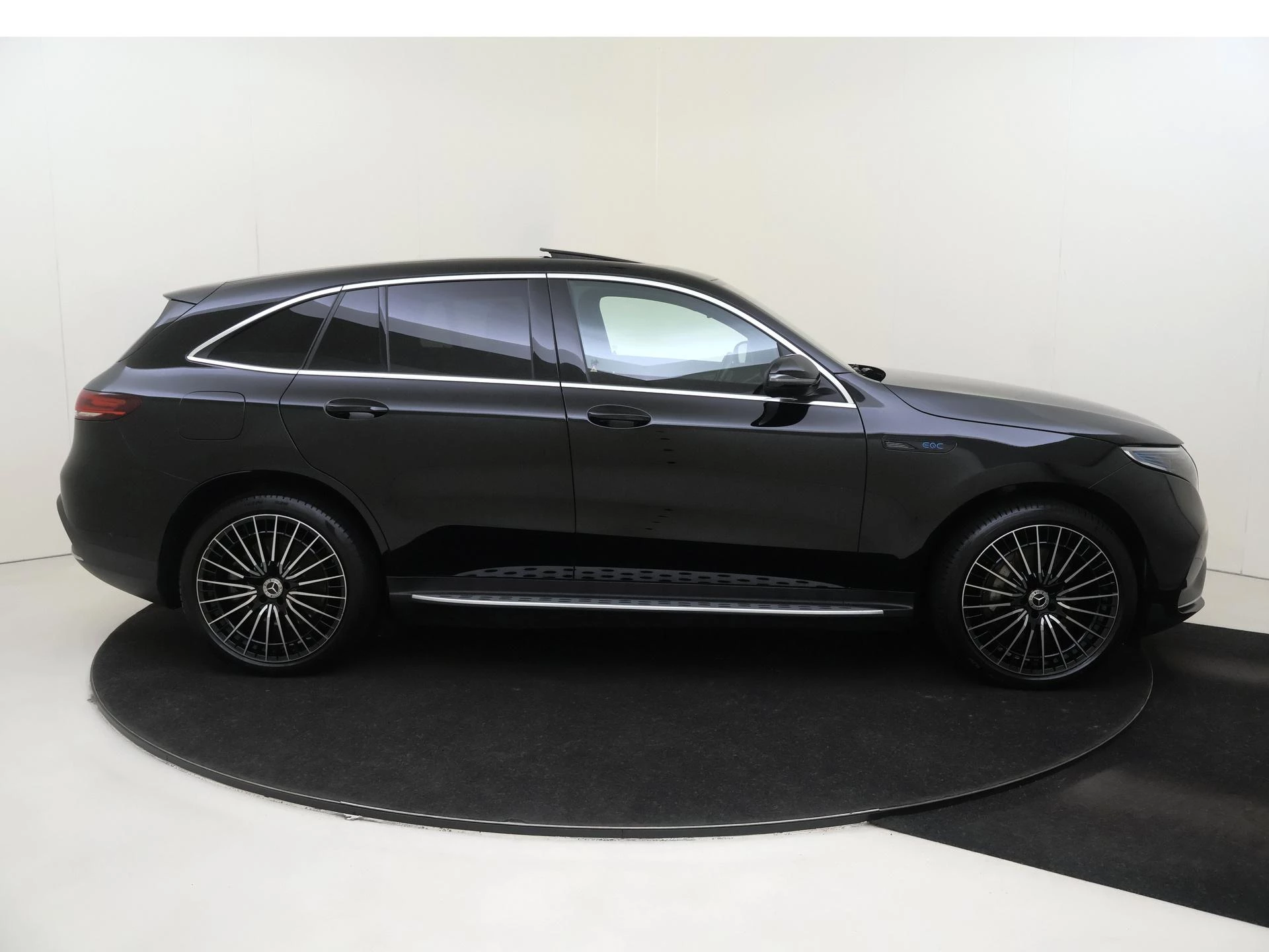 Mercedes-Benz-EQC-image-9