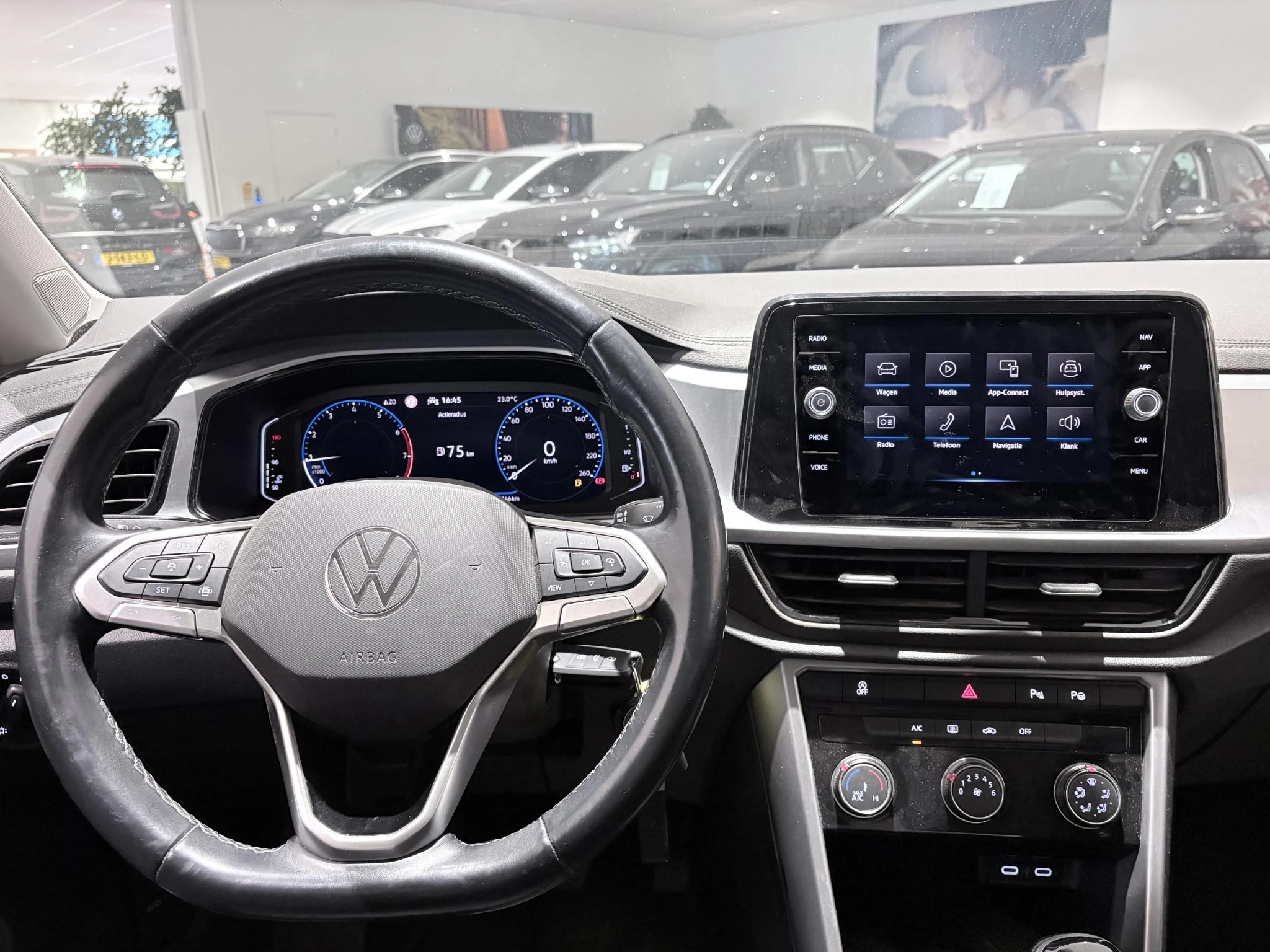 Volkswagen-T-Roc-image-18
