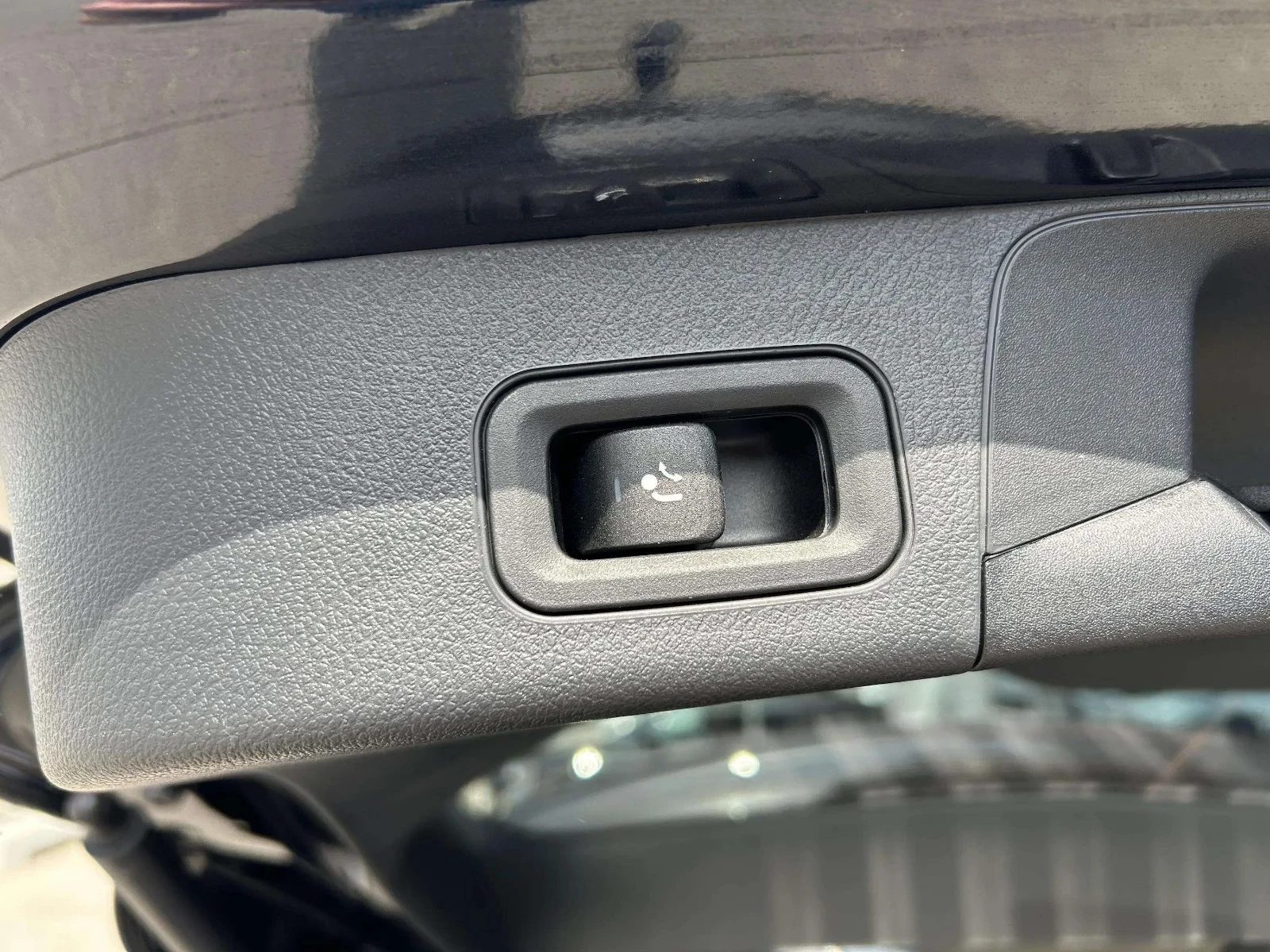Mercedes-Benz-EQB-image-22