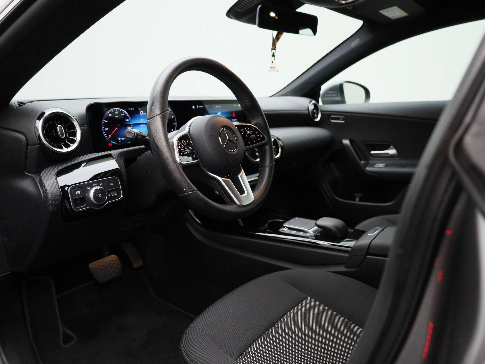 Mercedes-Benz-CLA-image-29