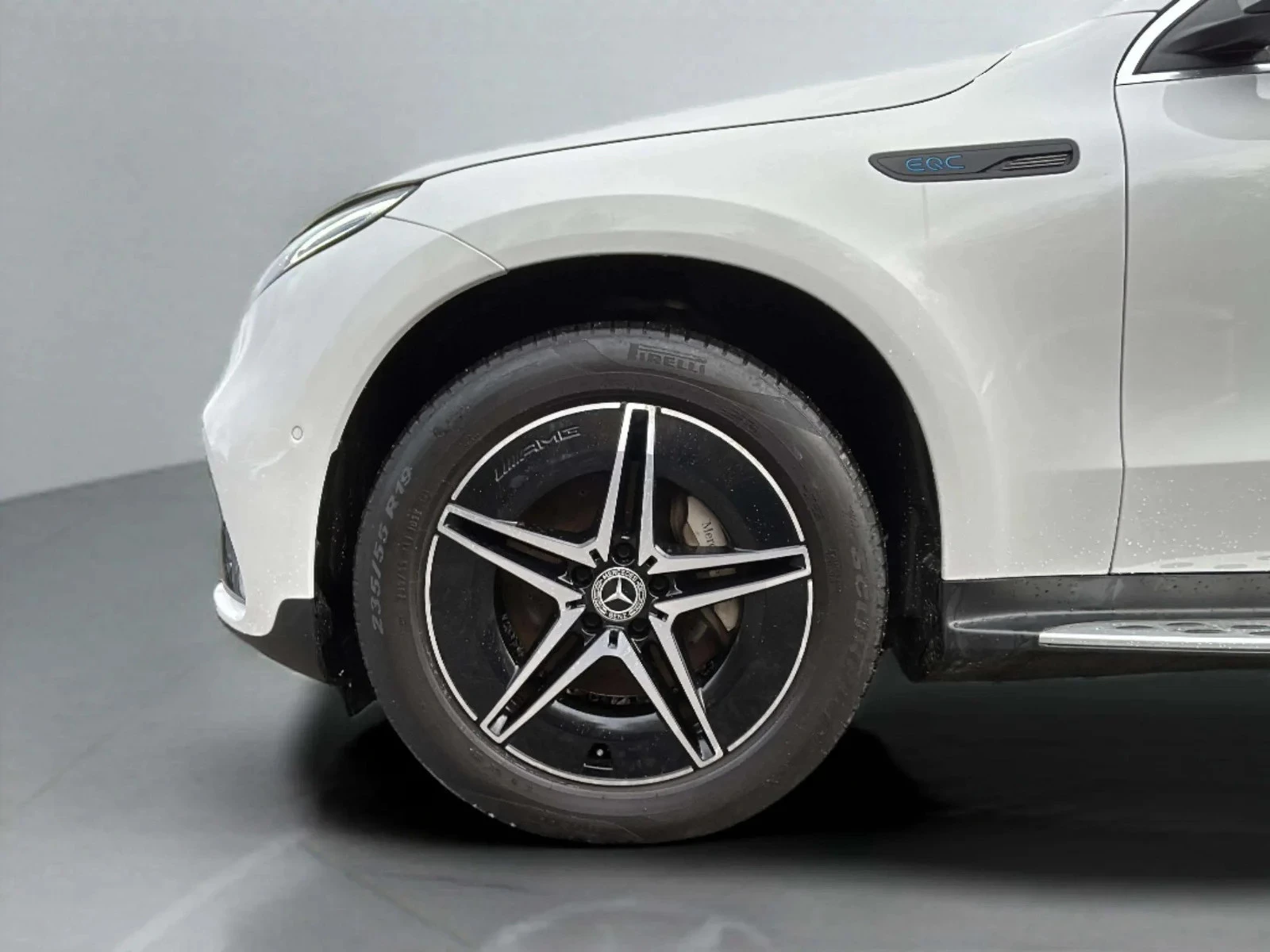 Mercedes-Benz-EQC-image-8