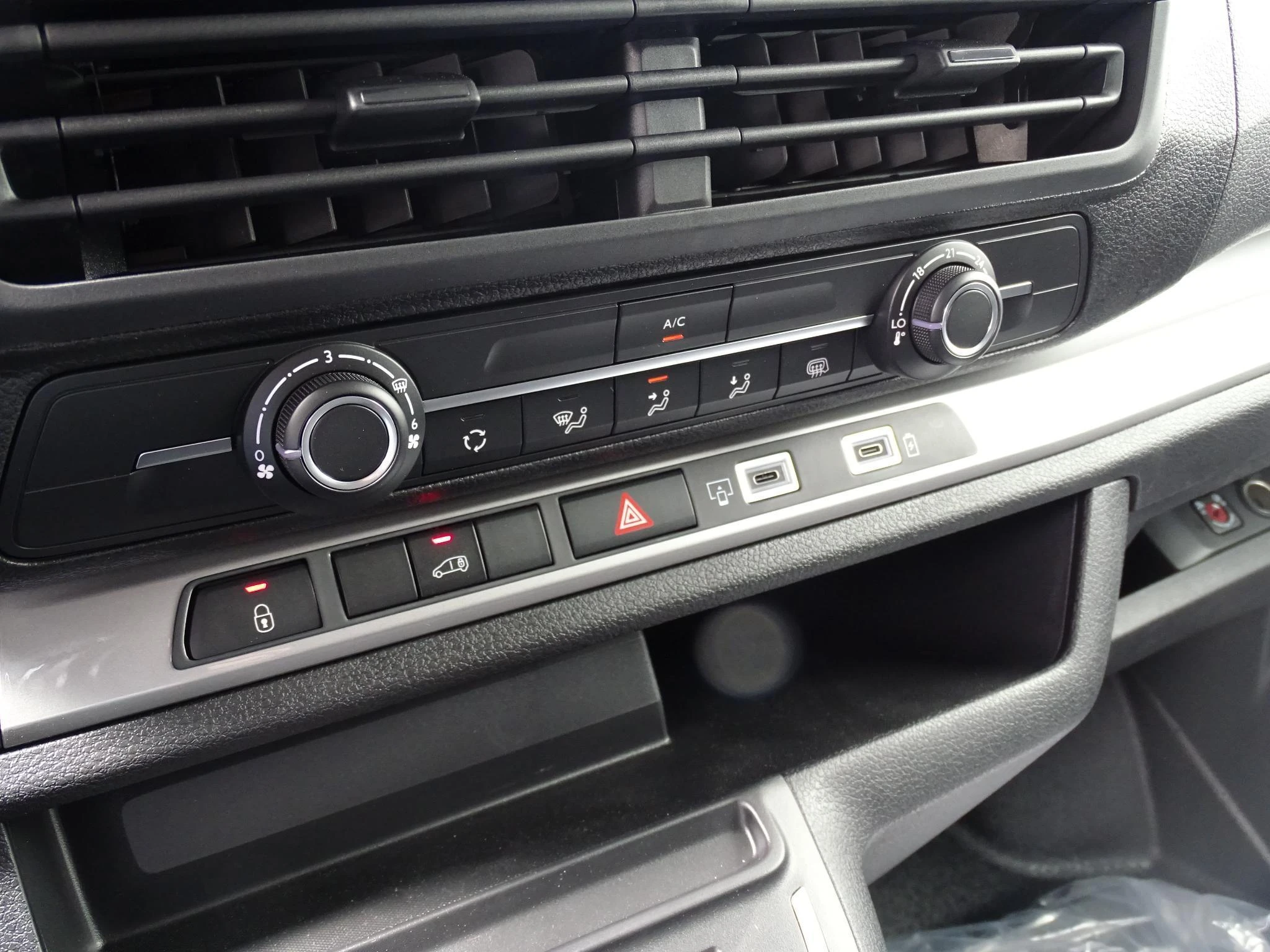 Opel-Vivaro-image-9