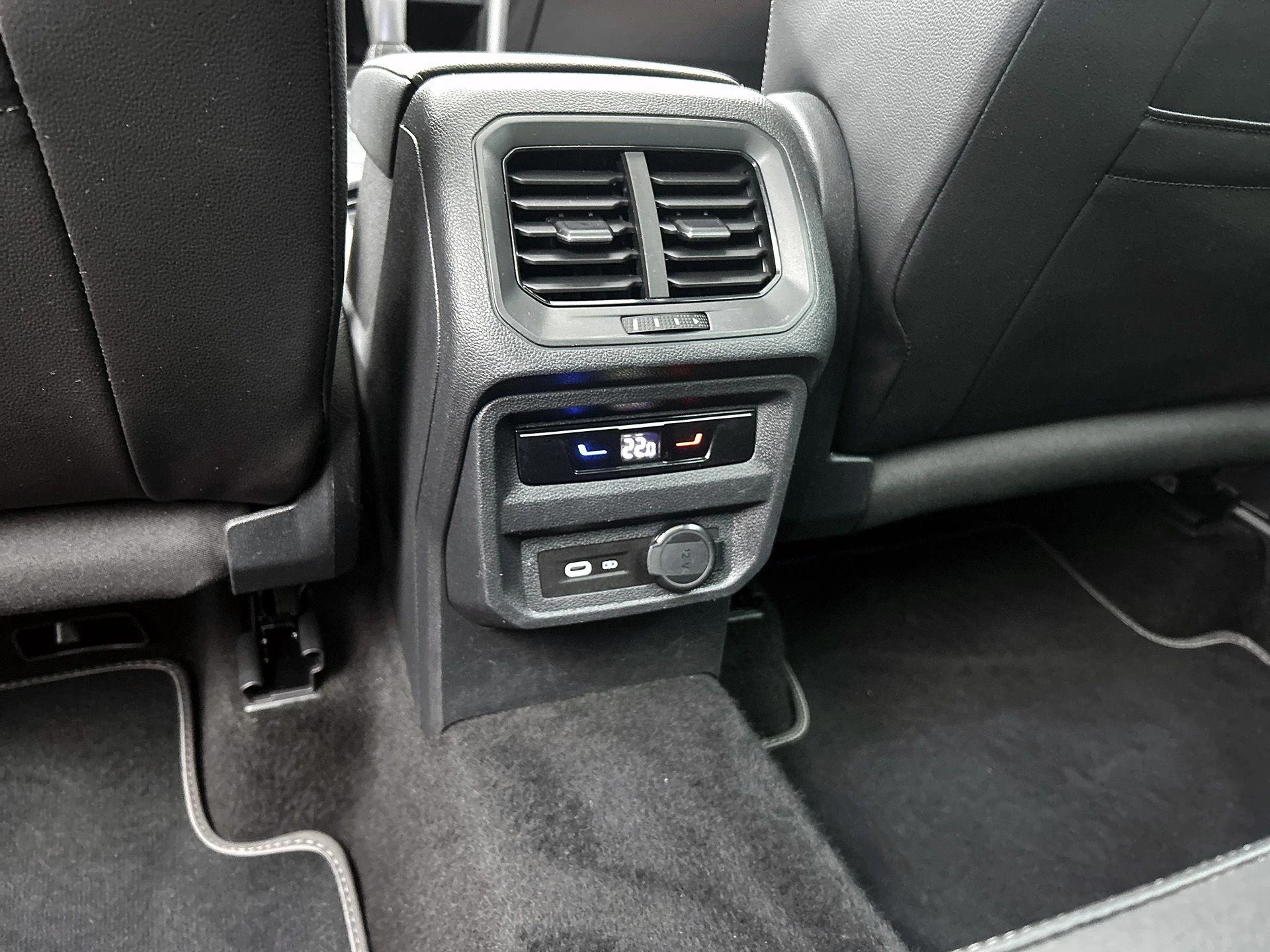 Volkswagen-Tiguan-image-10