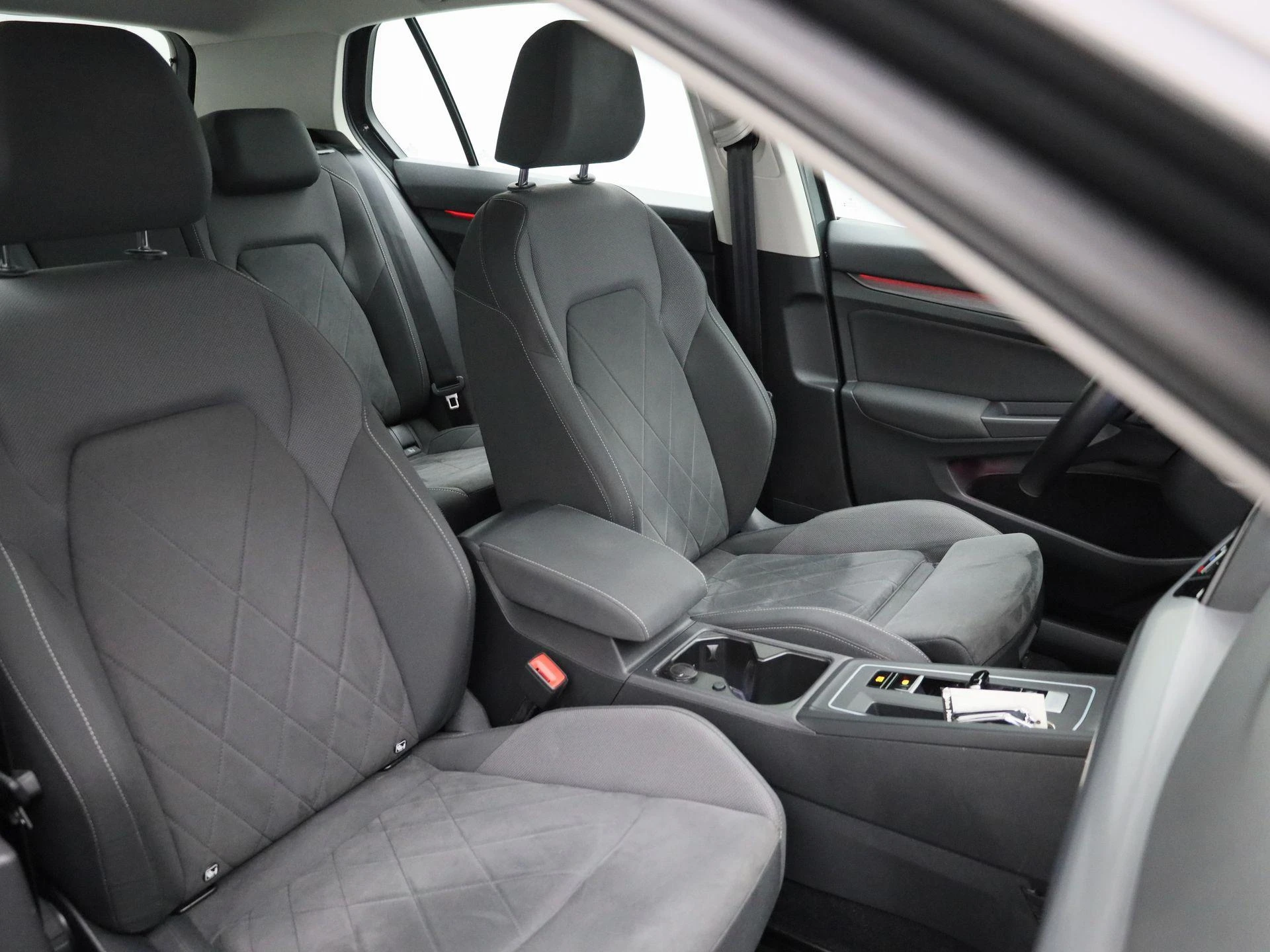 Volkswagen-Golf-image-35