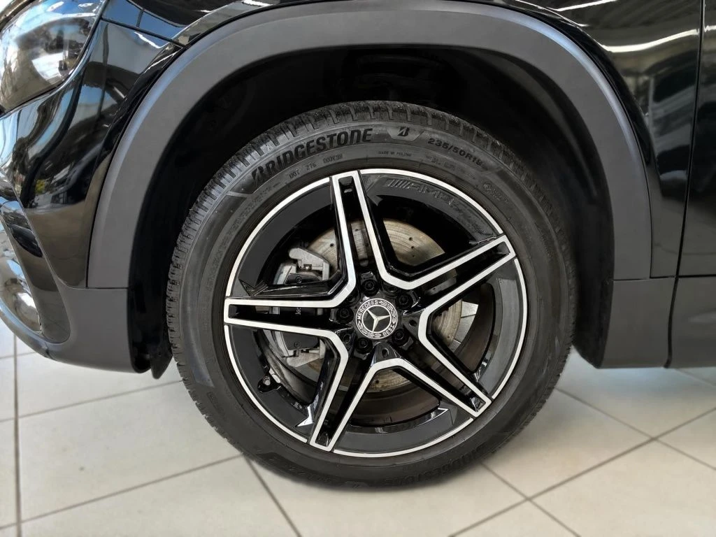Mercedes-Benz-GLB 200-image-5