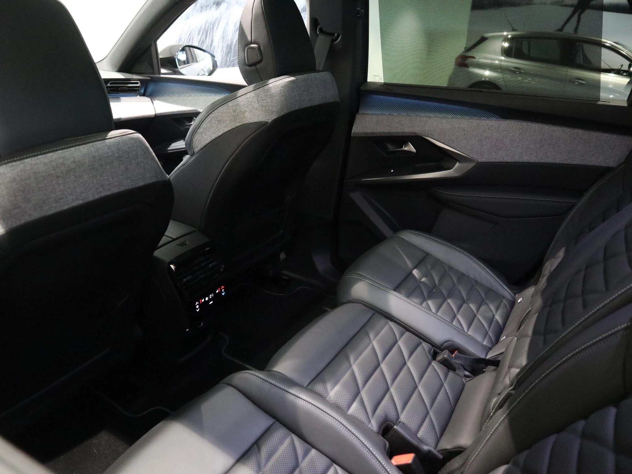 Peugeot-e-5008-image-13