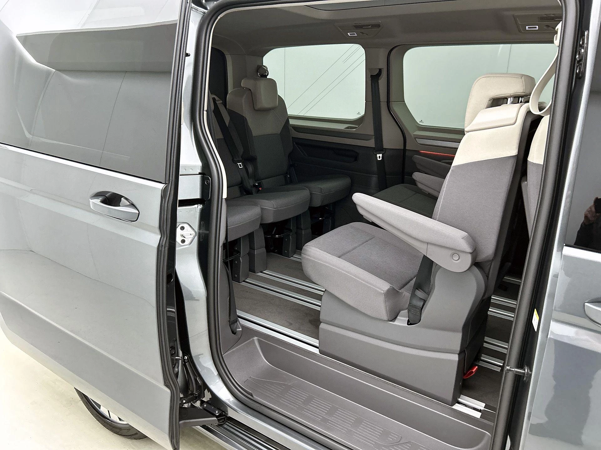 Volkswagen-Multivan-image-13