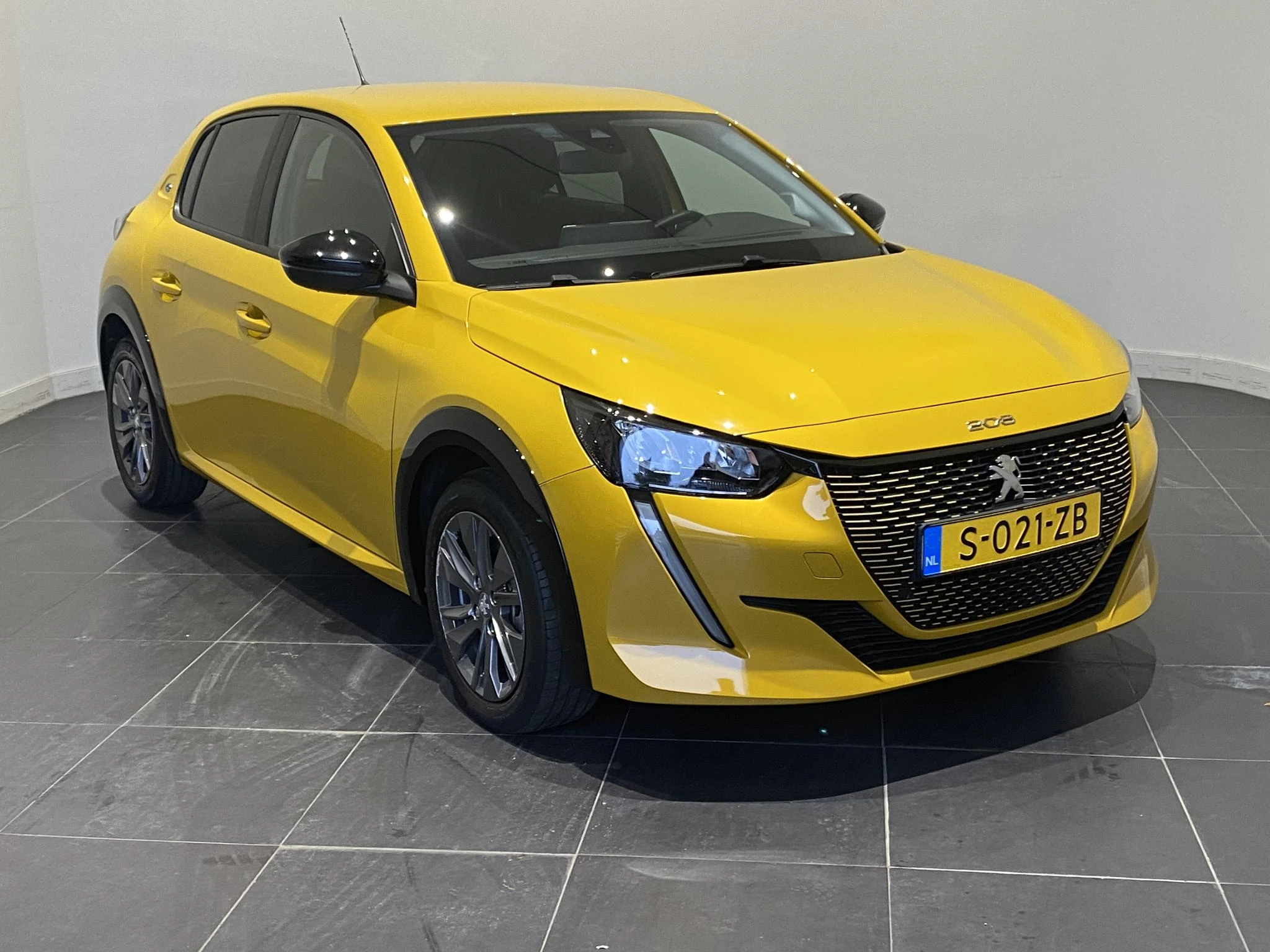 Peugeot-e-208-image-28