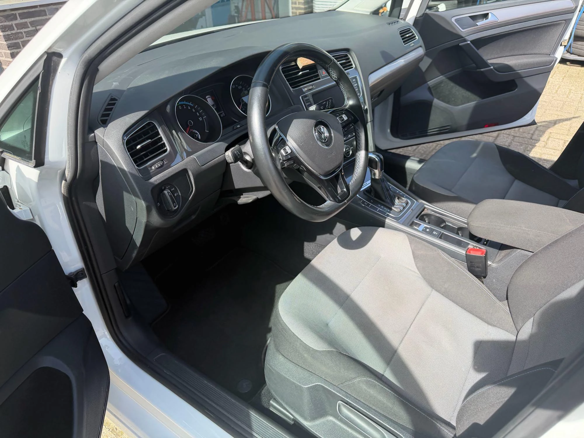 Volkswagen-e-Golf-image-6