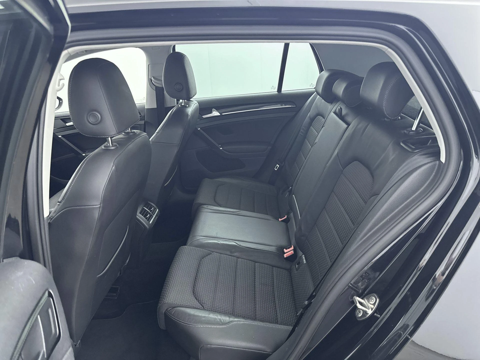 Volkswagen-Golf-image-24