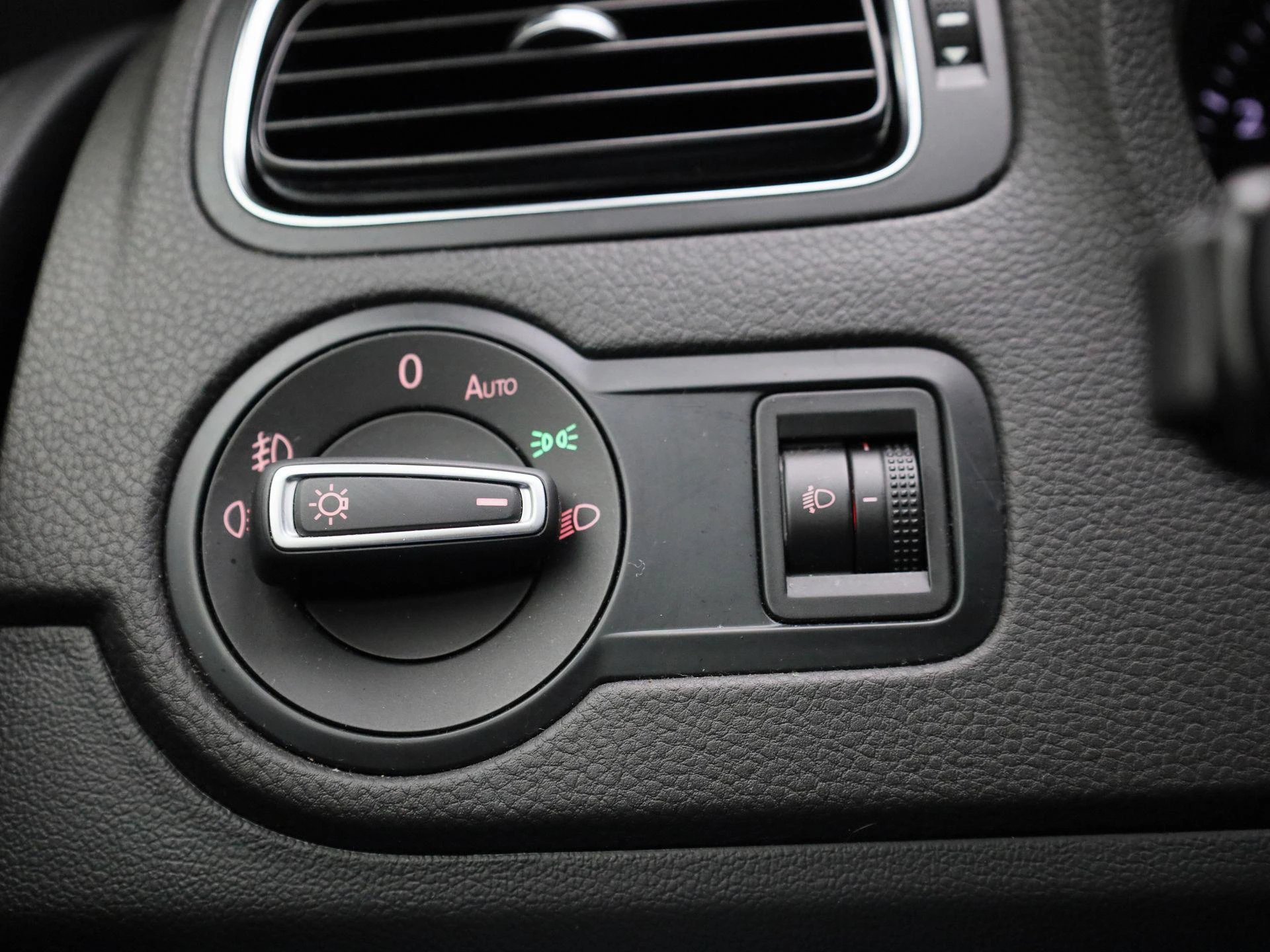 Volkswagen-Polo-image-16
