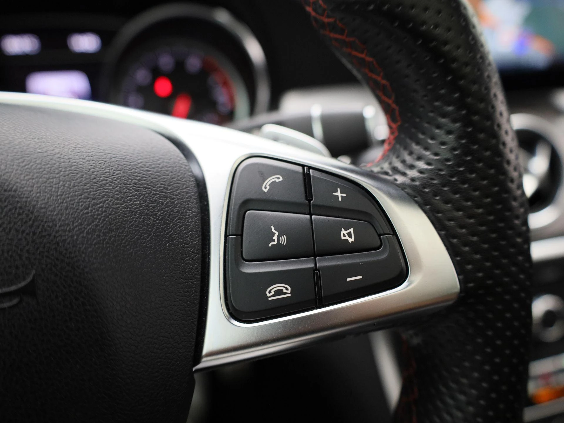 Mercedes-Benz-GLA-image-20