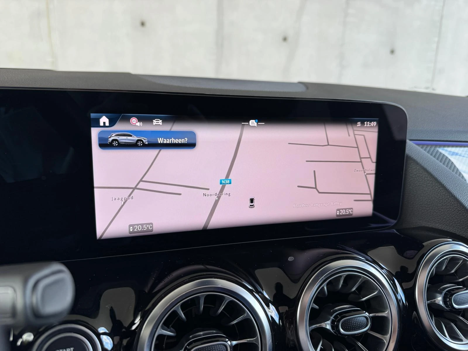 Mercedes-Benz-GLA-image-18