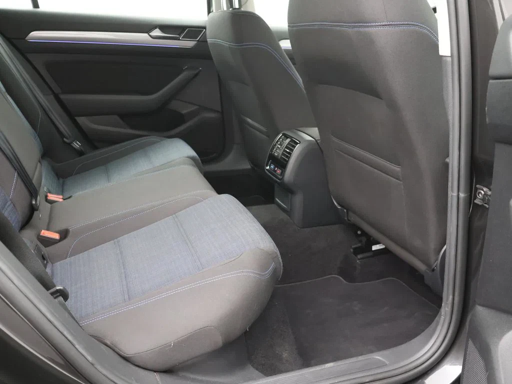 Volkswagen-Passat-image-11