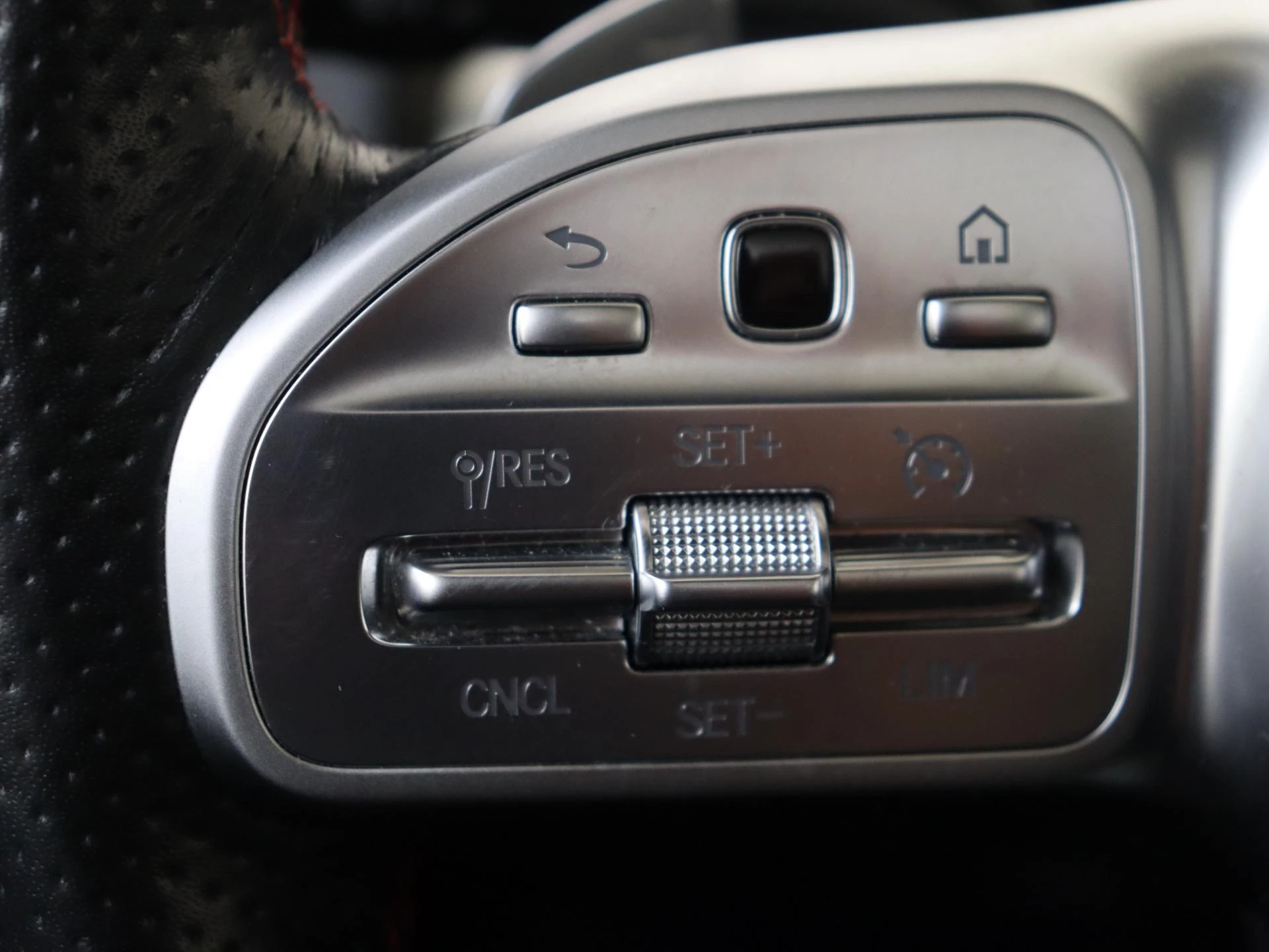 Mercedes-Benz-GLB-image-16