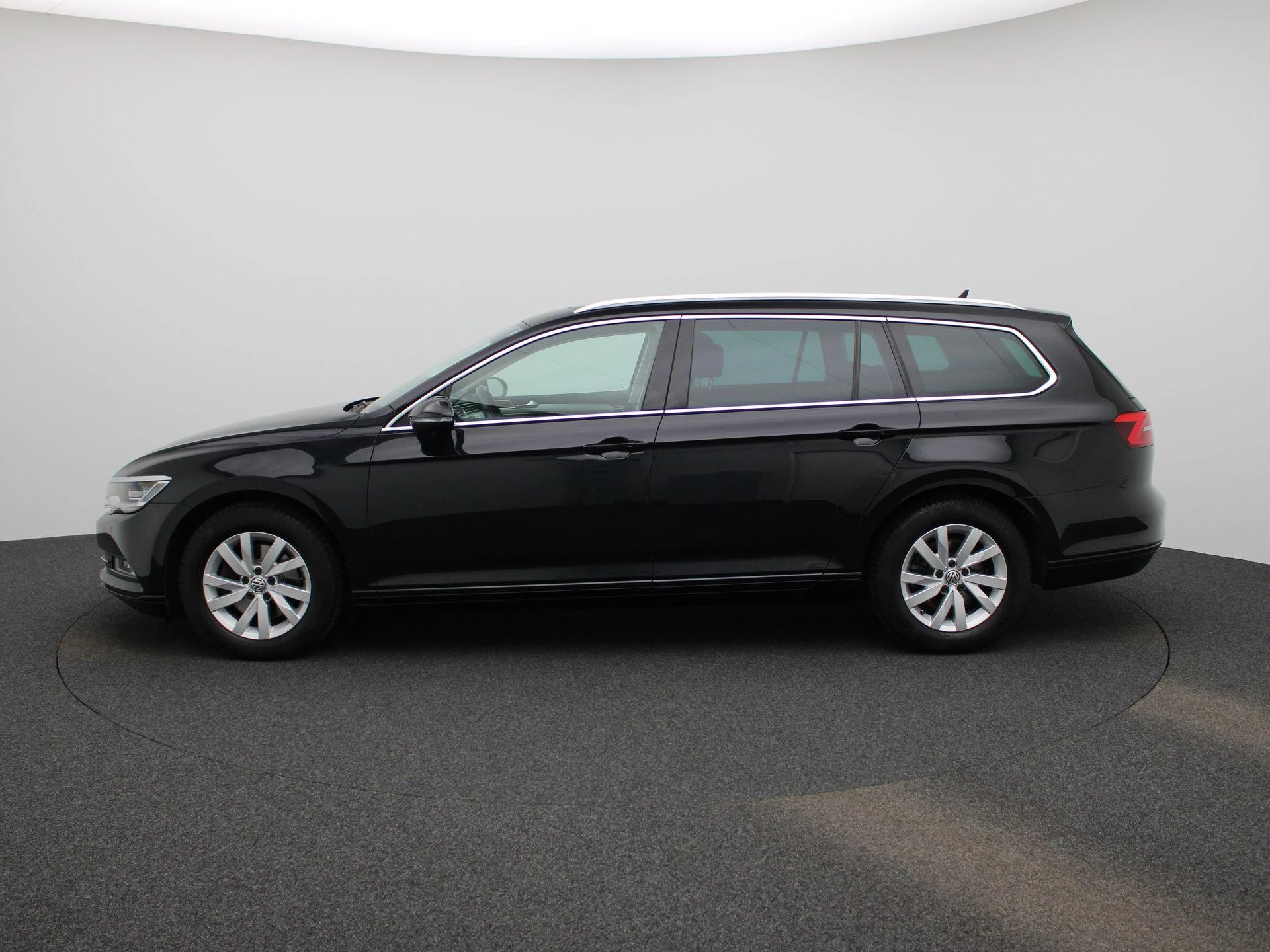 Volkswagen-Passat-image-3