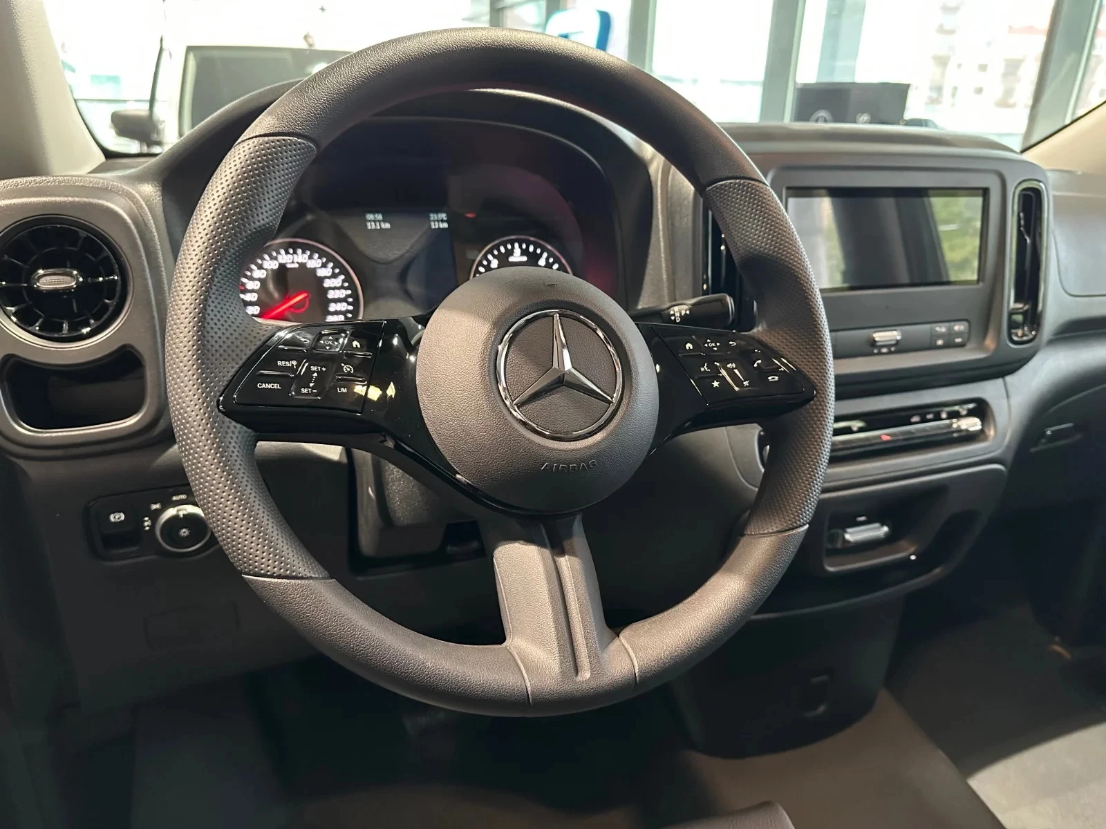 Mercedes-Benz-Vito-image-9