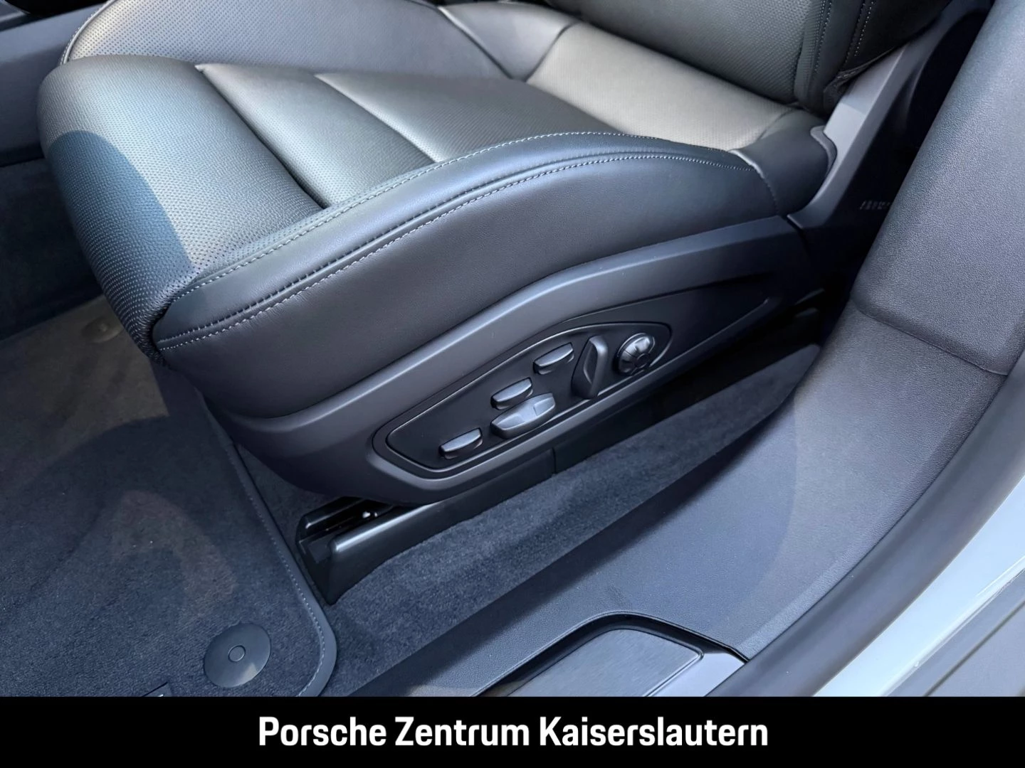 Porsche Taycan 4 Black Edition HA-Lenkung InnoDrive LED black edition