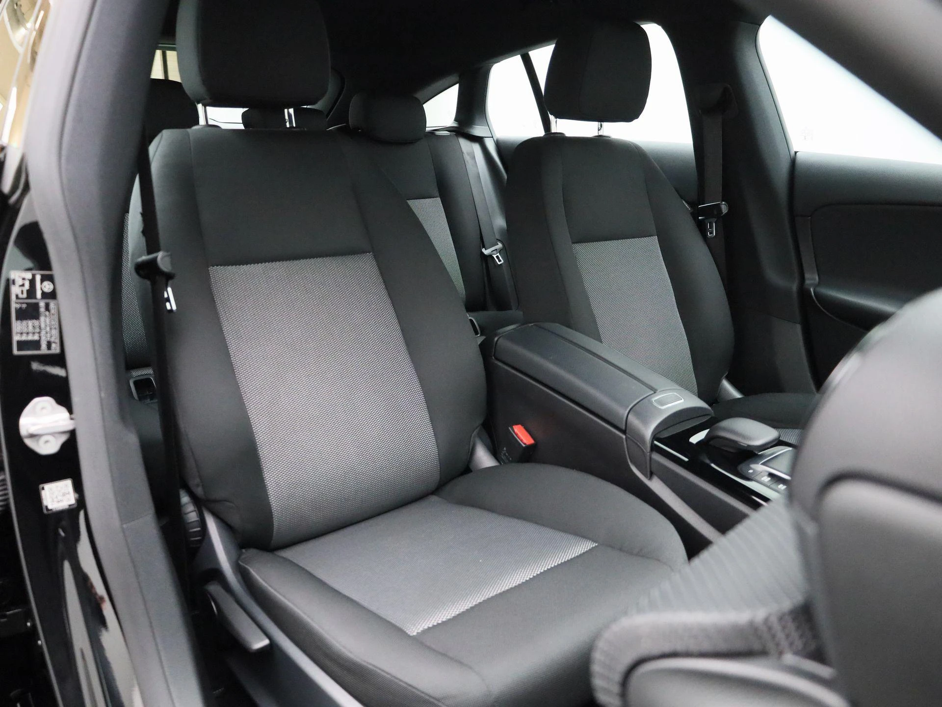 Mercedes-Benz-CLA-image-38