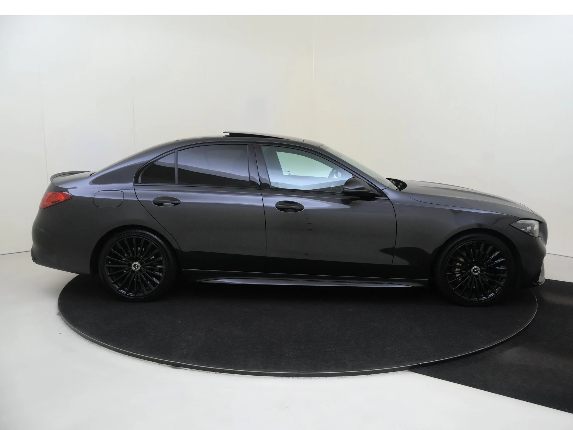 Mercedes-Benz-C-Klasse-image-8