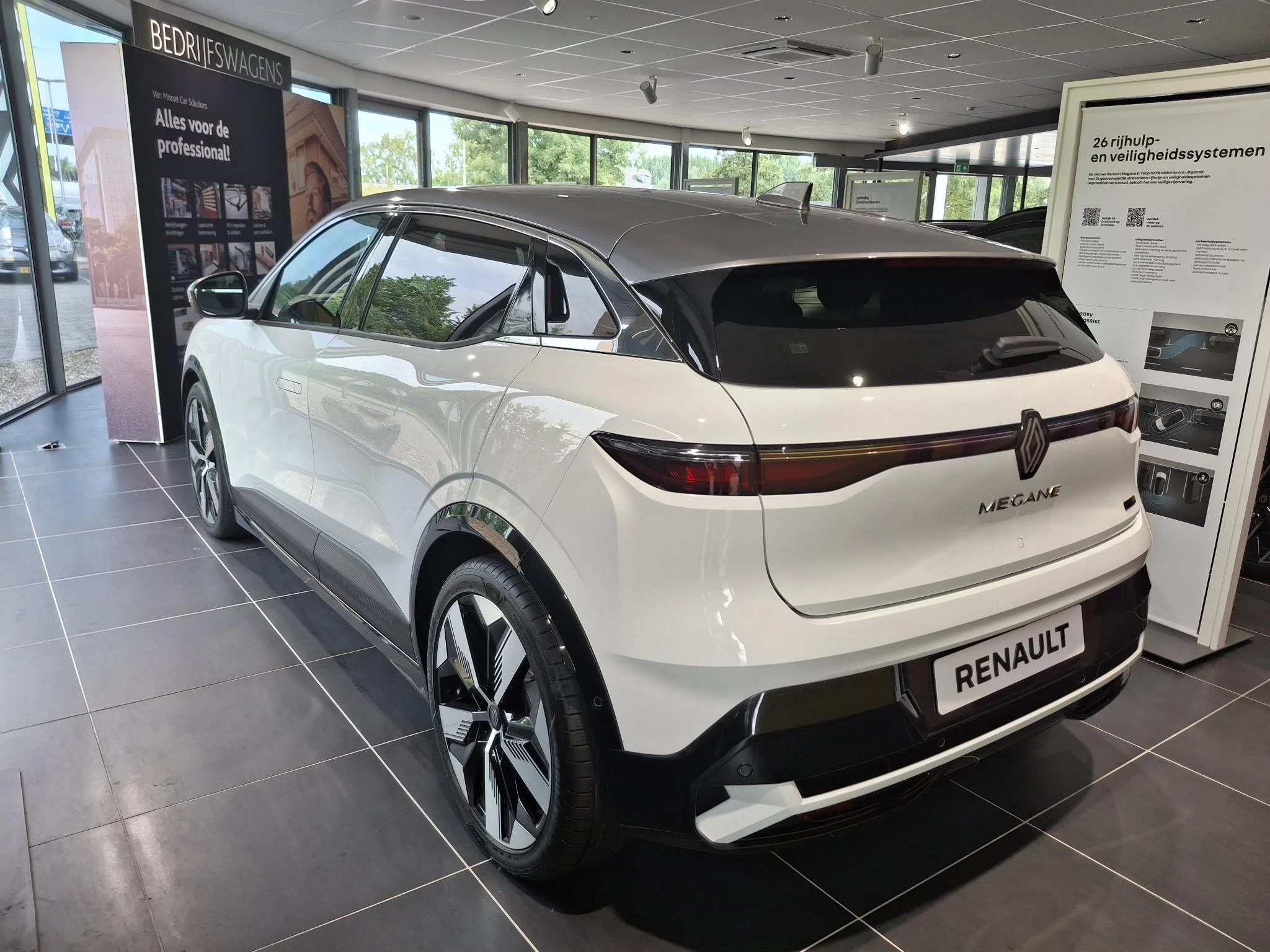 Renault-Megane E-Tech-image-2