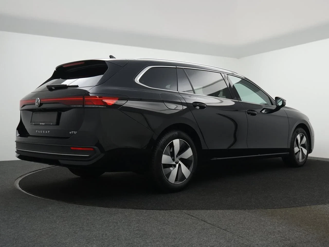 Volkswagen-Passat-image-1