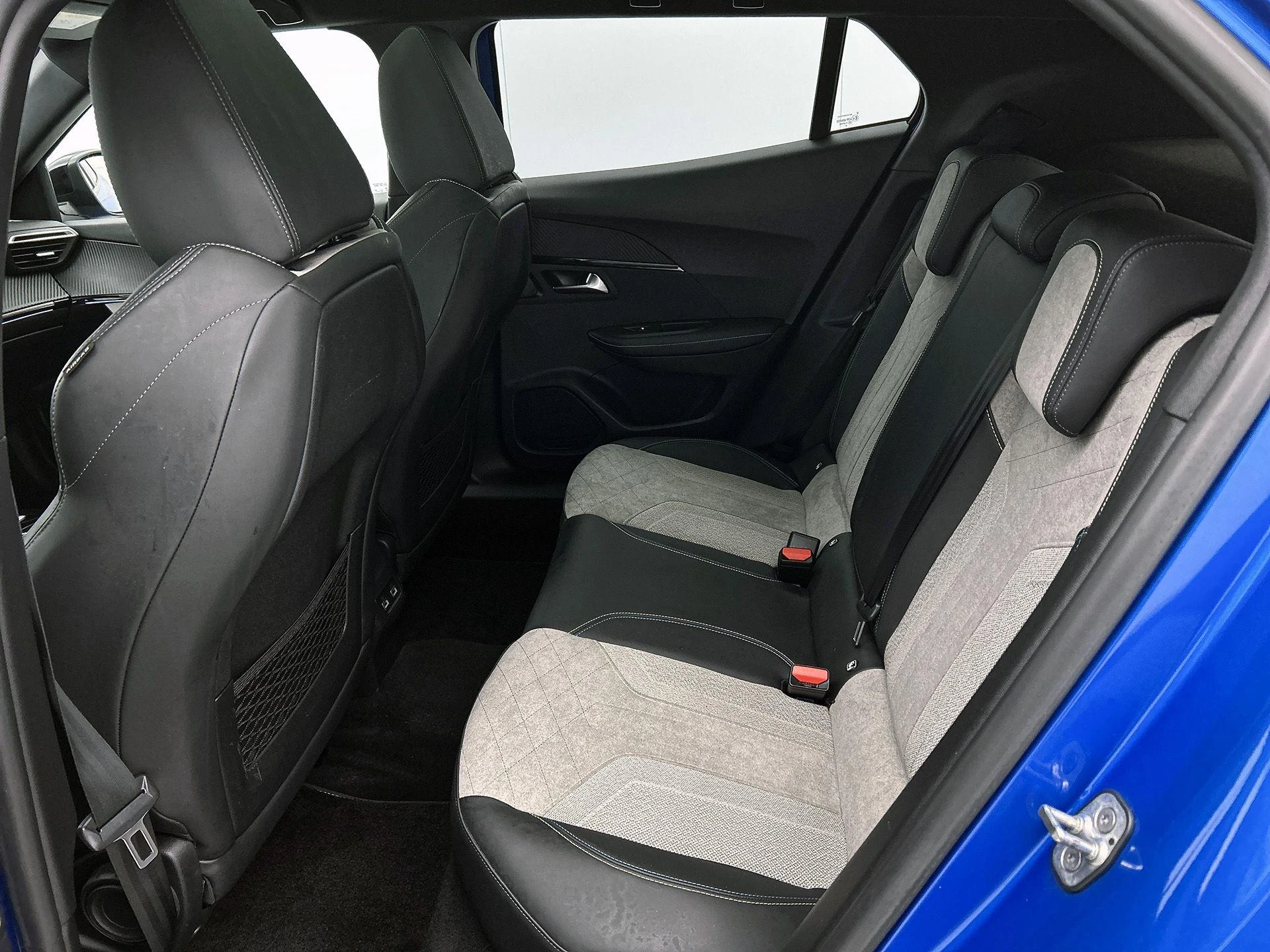 Peugeot-e-2008-image-27