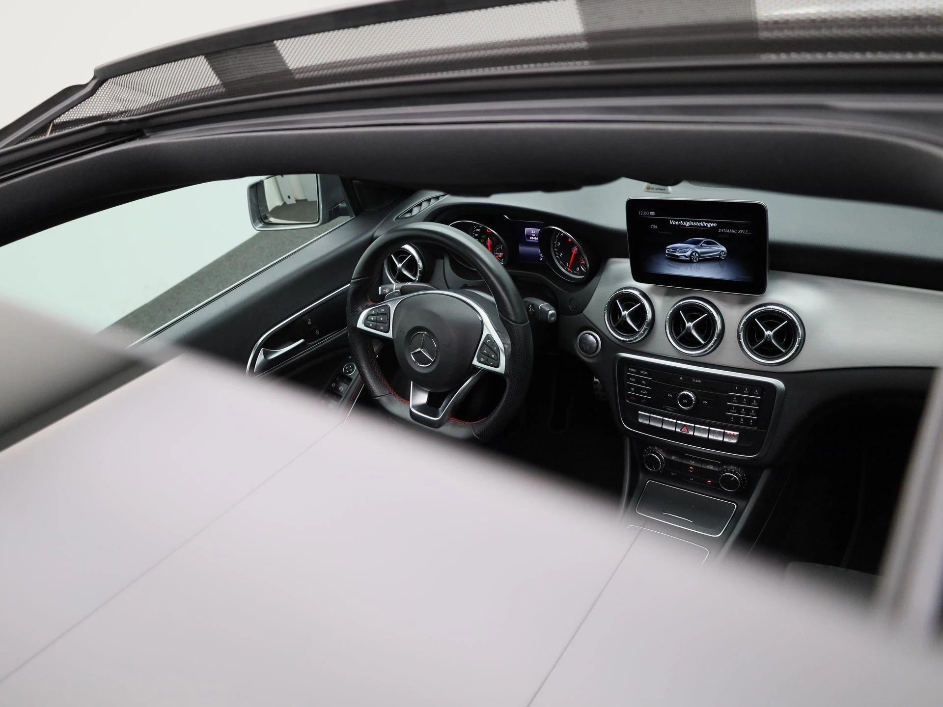 Mercedes-Benz-CLA-image-39
