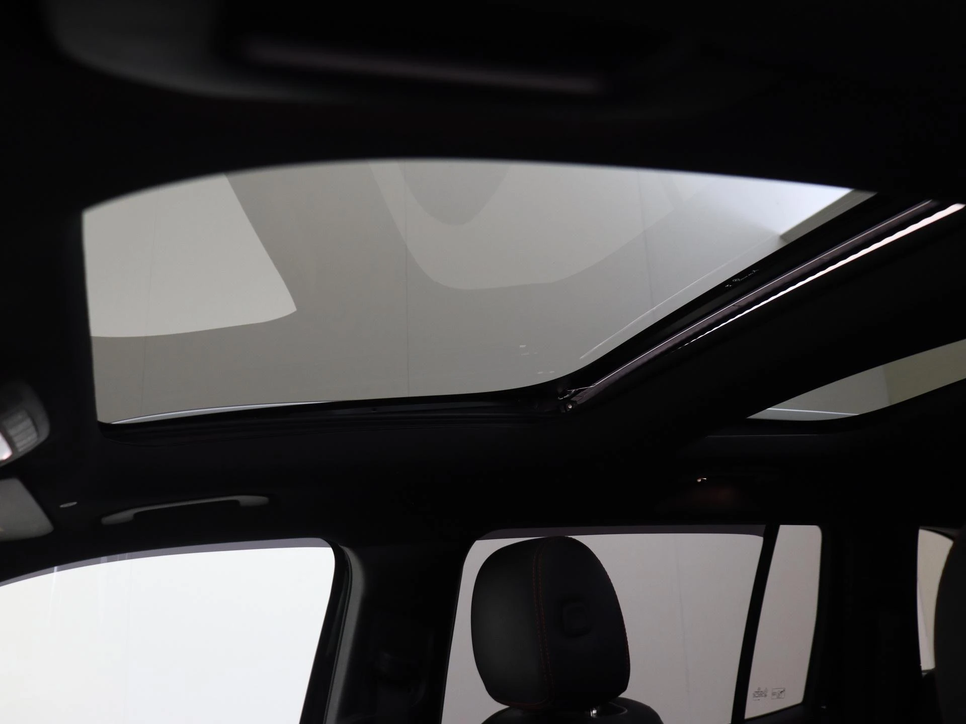 Mercedes-Benz-GLB-image-31