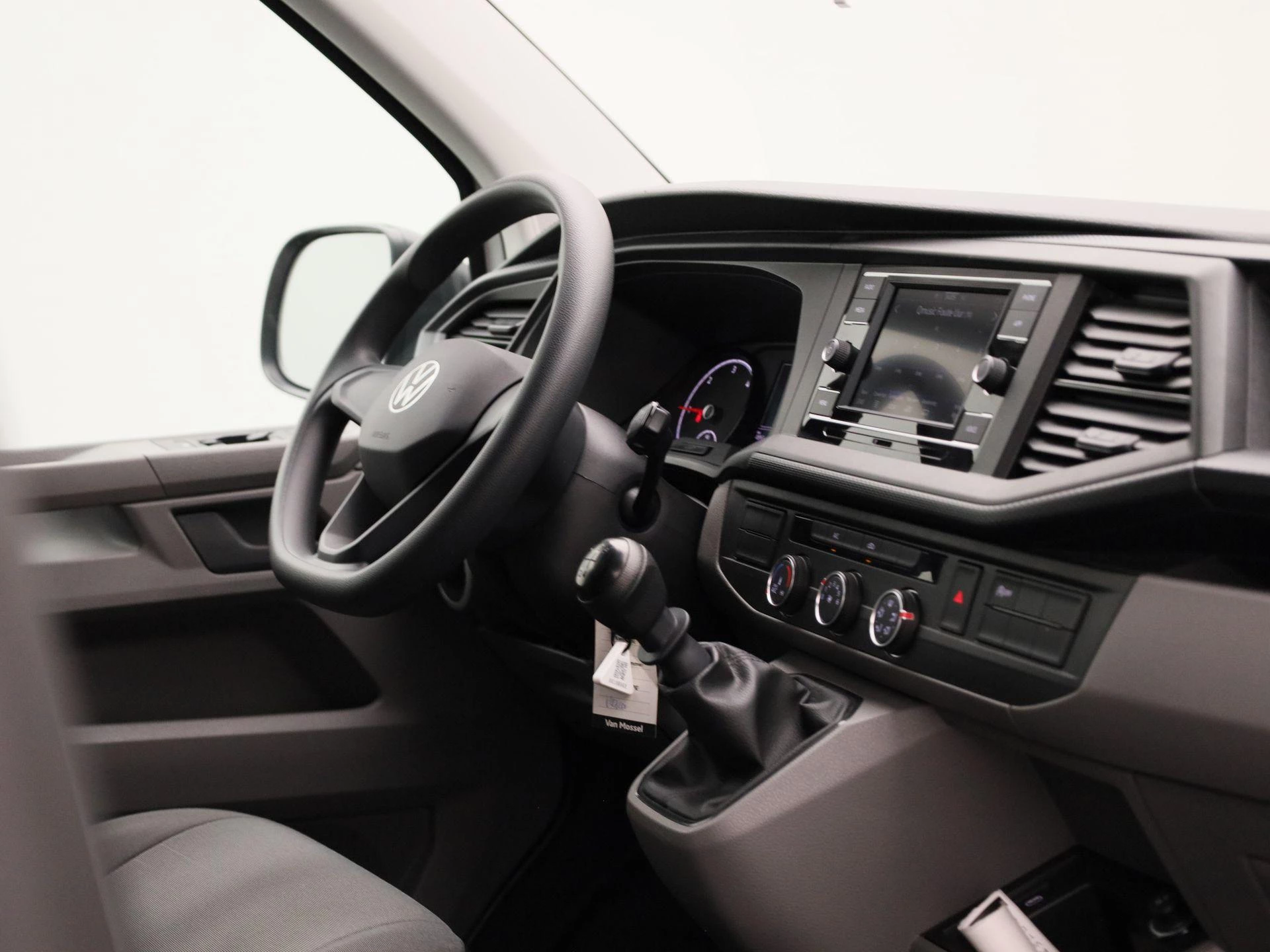 Volkswagen-Transporter-image-6