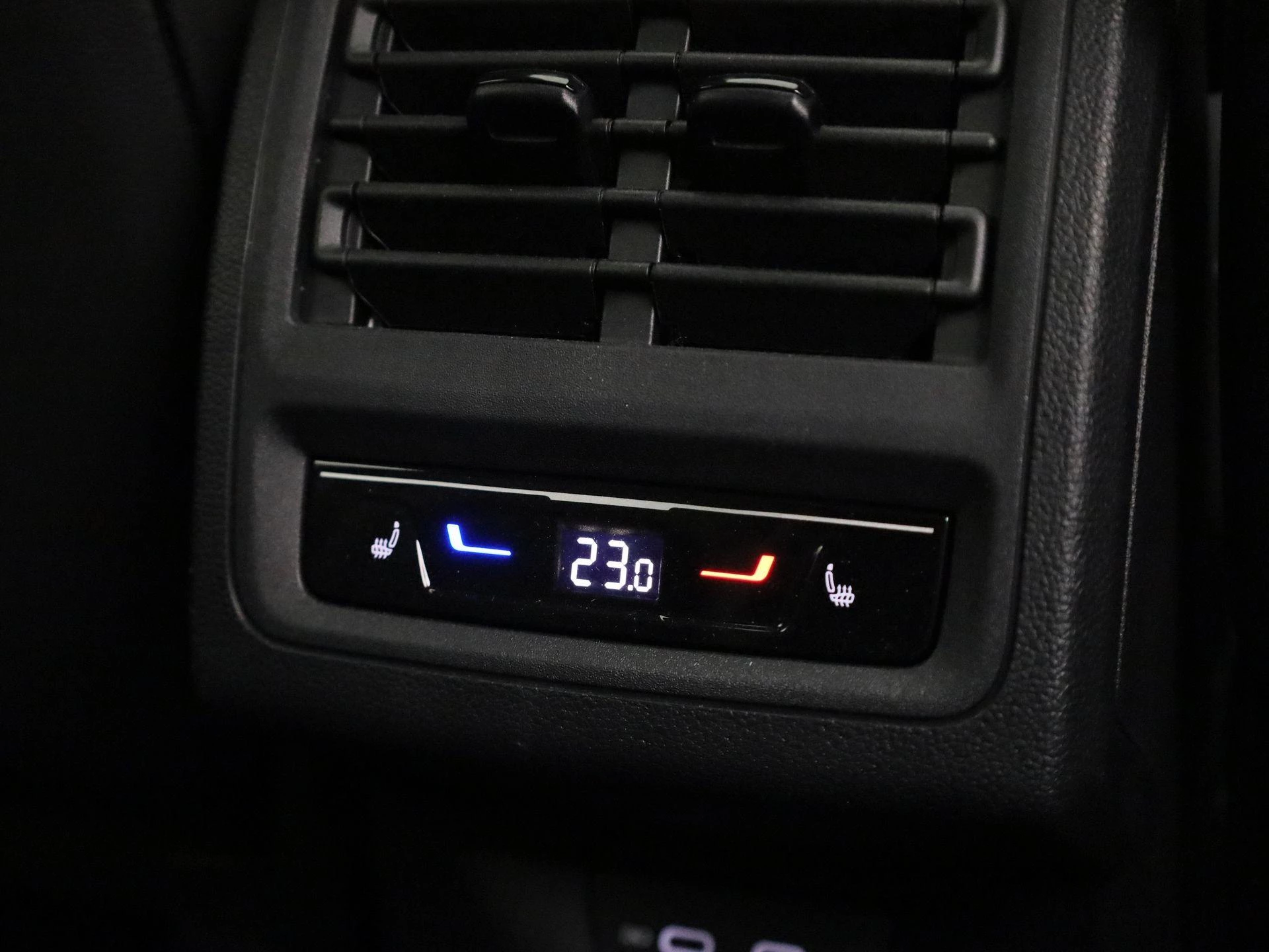 Volkswagen-Golf-image-44