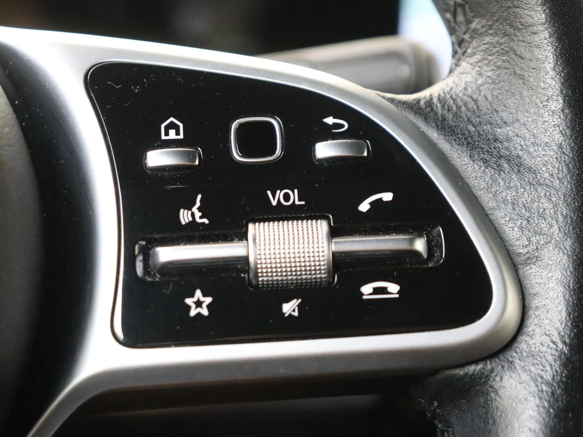 Mercedes-Benz-GLB-image-12