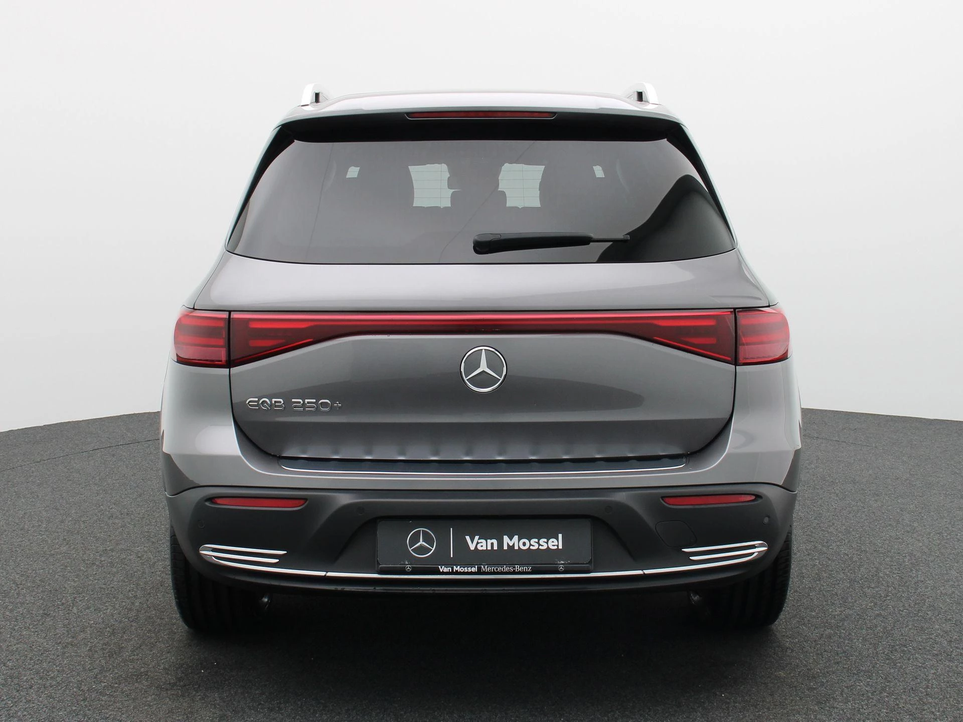 Mercedes-Benz-EQB-image-4