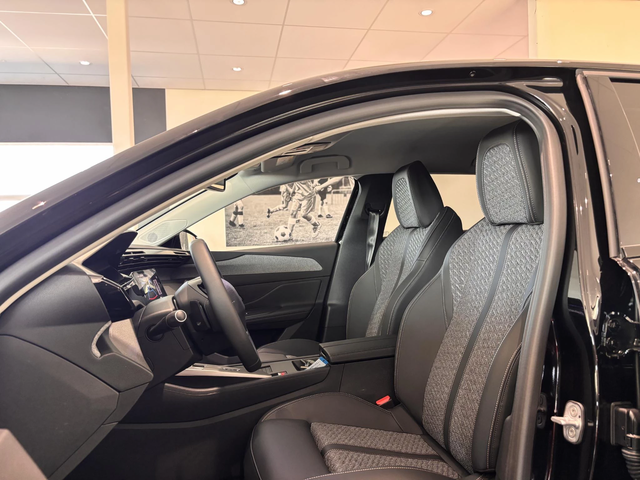 Peugeot 408 1.2 Allure Hybrid 145