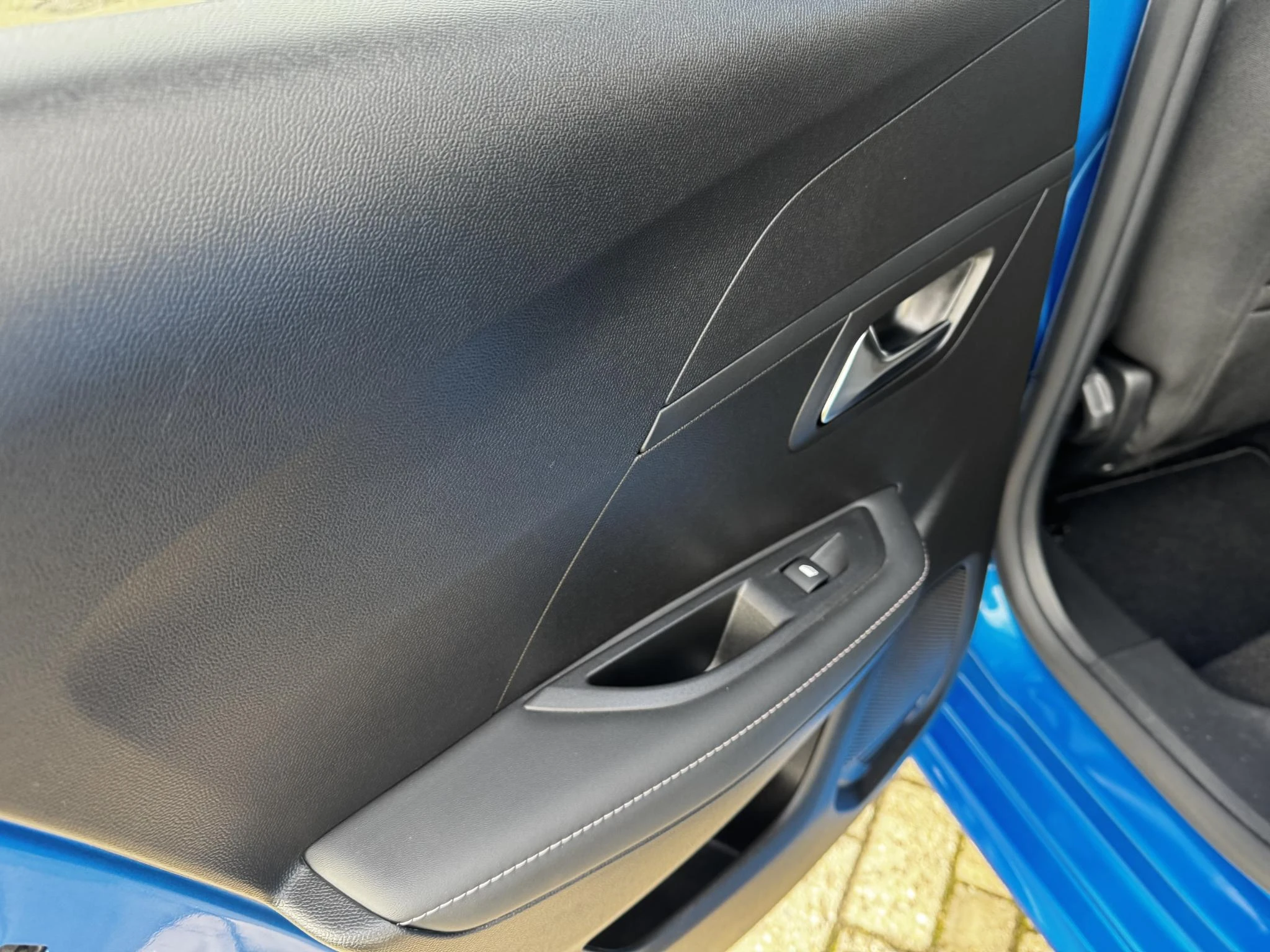 Peugeot-e-208-image-19