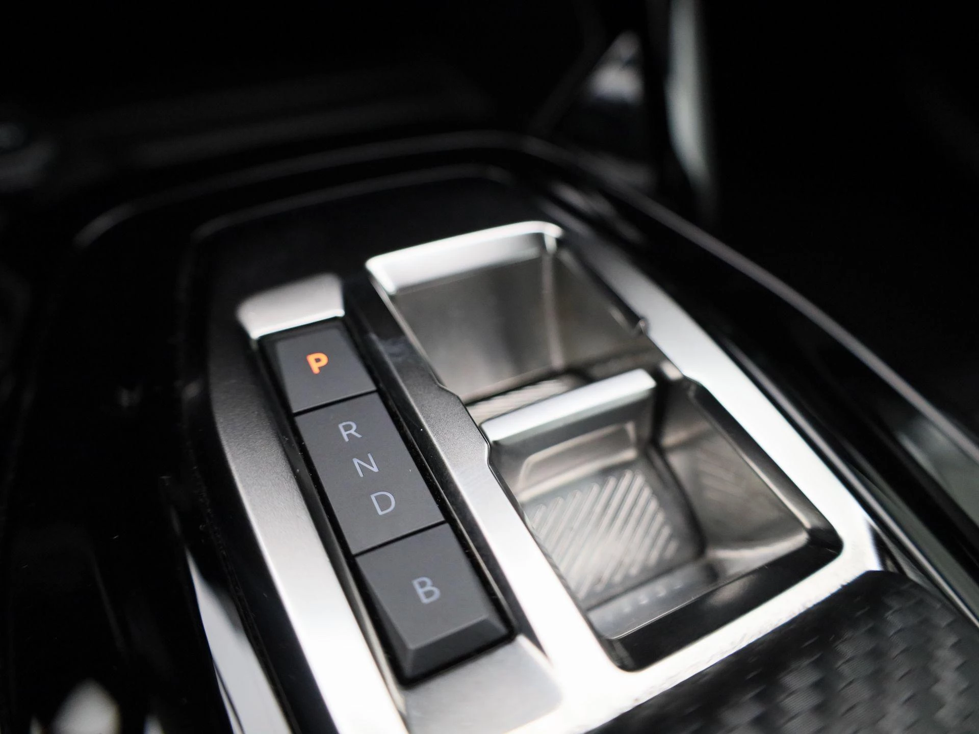 Peugeot-e-208-image-24