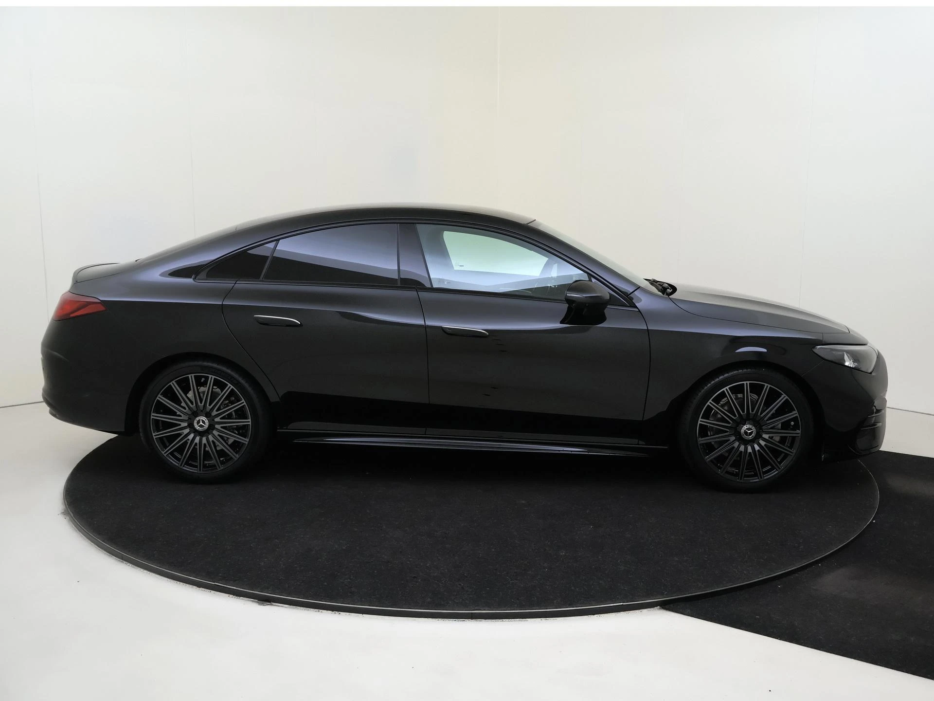 Mercedes-Benz-CLA-image-8