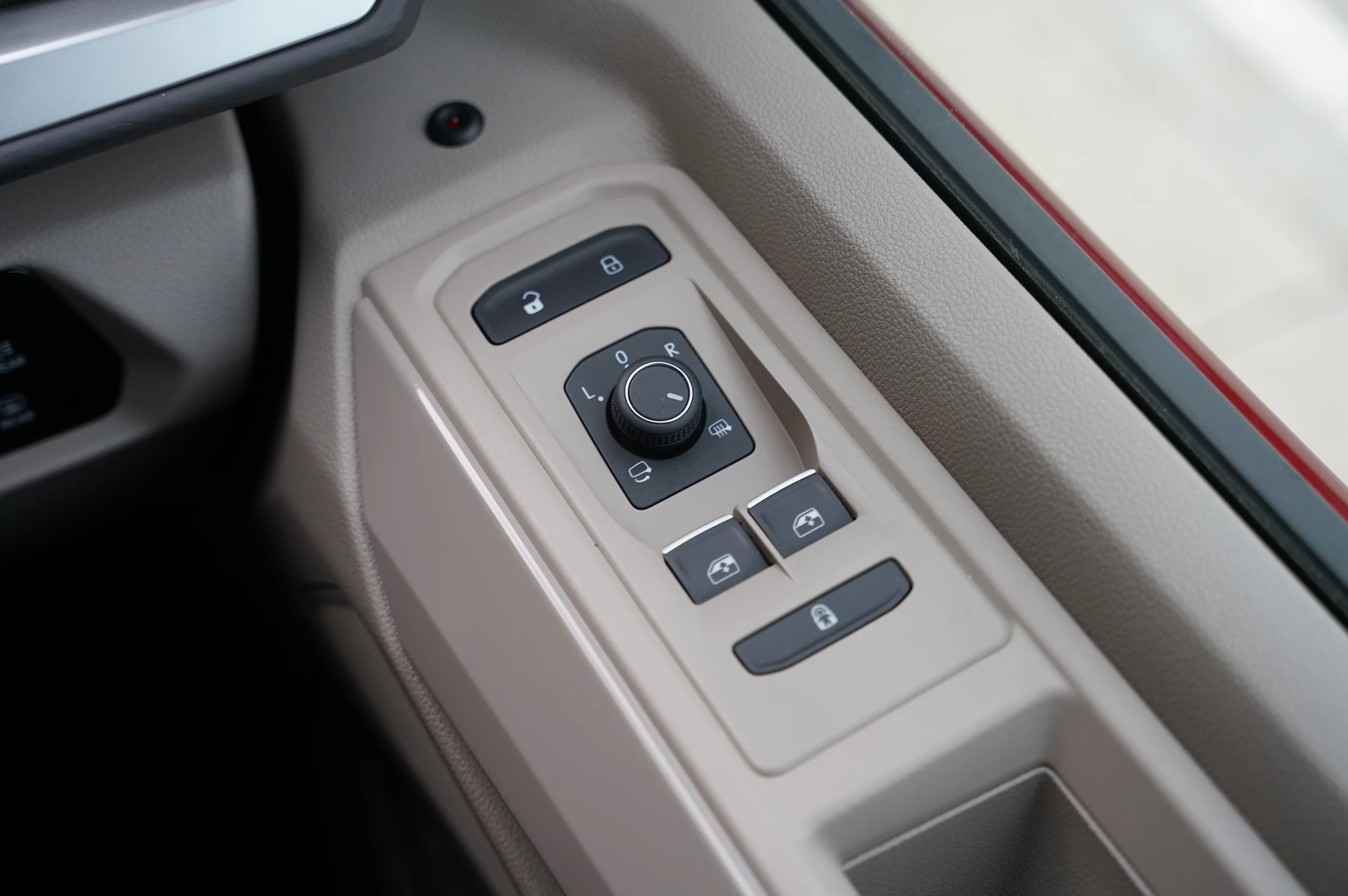 Volkswagen-Multivan-image-20