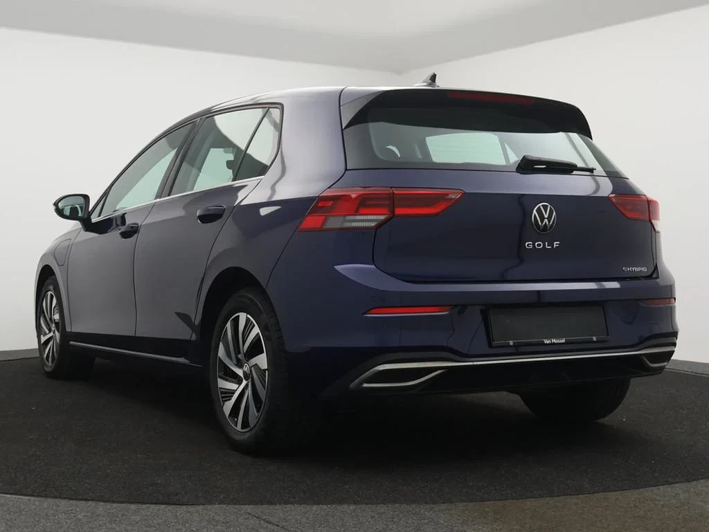 Volkswagen-Golf-image-27