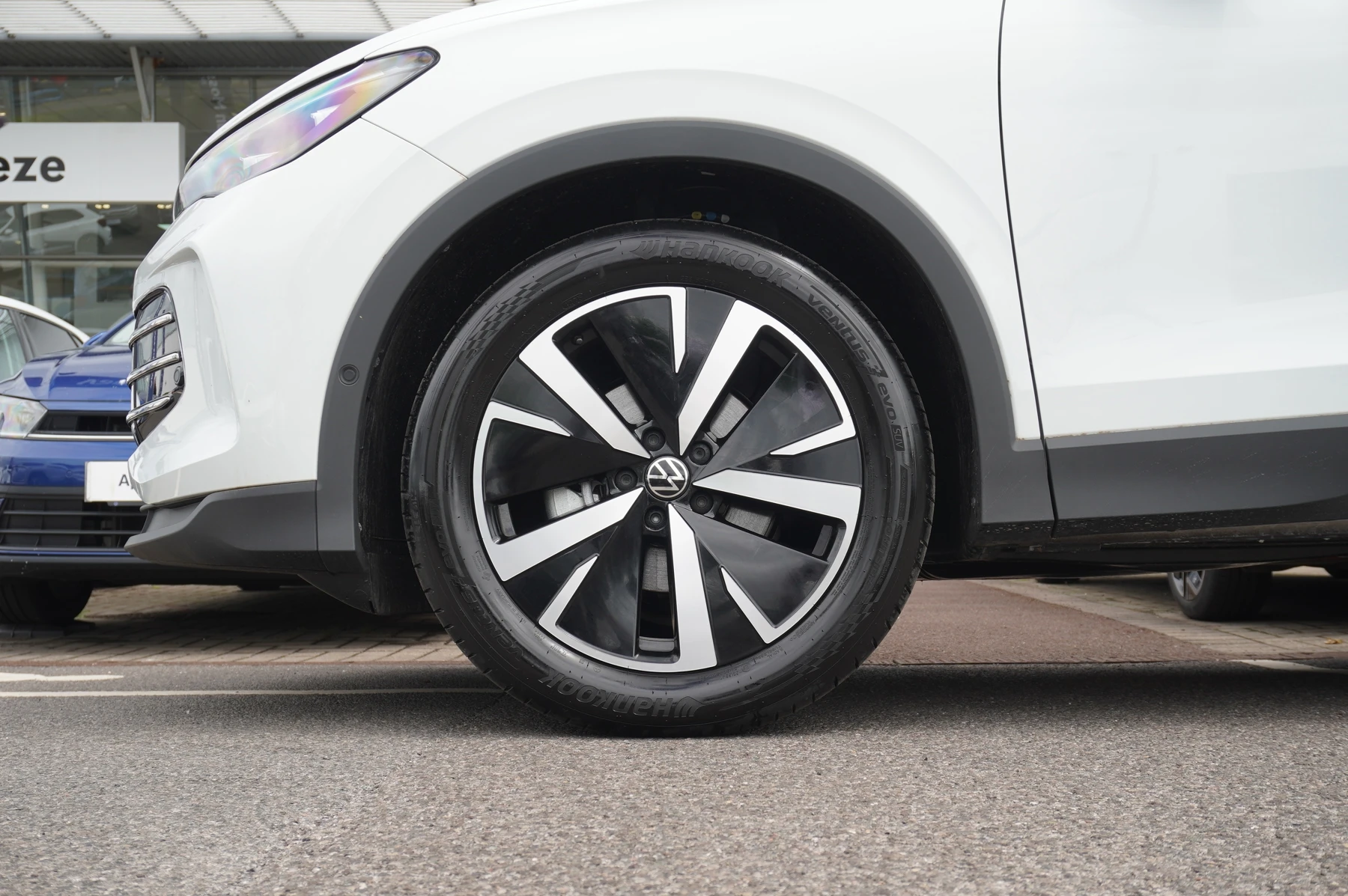 Volkswagen-Tiguan-image-4