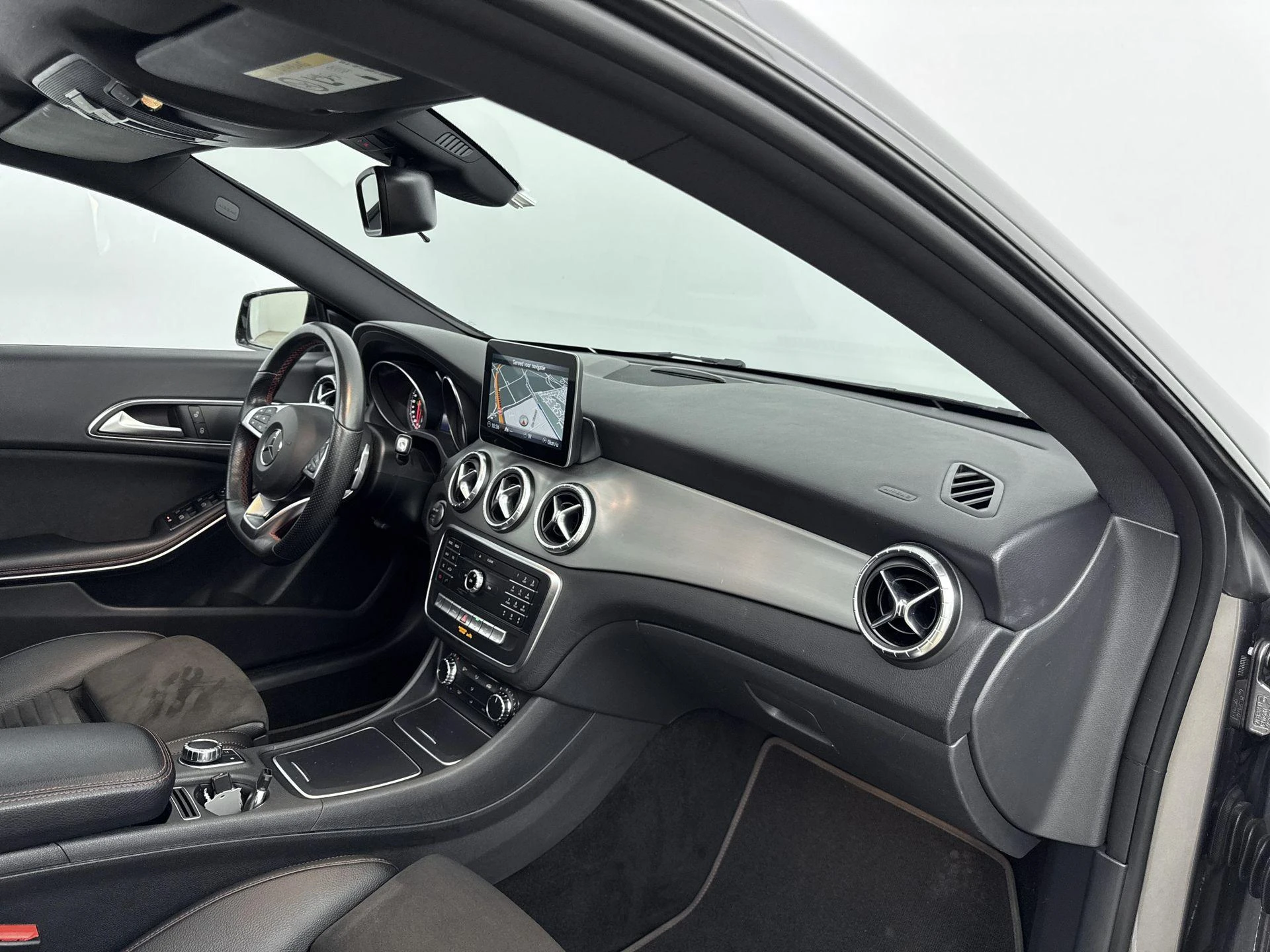 Mercedes-Benz-CLA-image-18