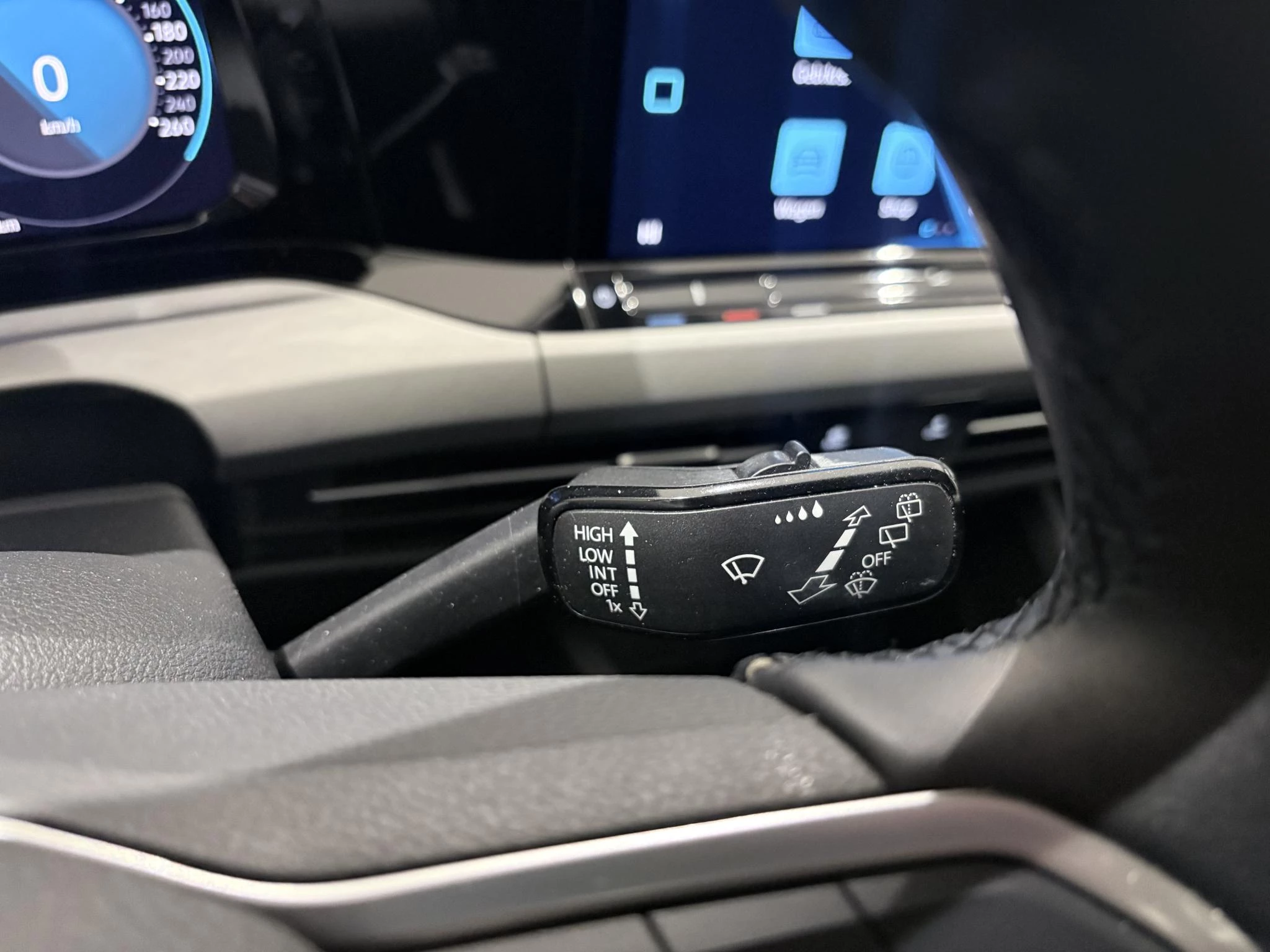 Volkswagen-Golf-image-16