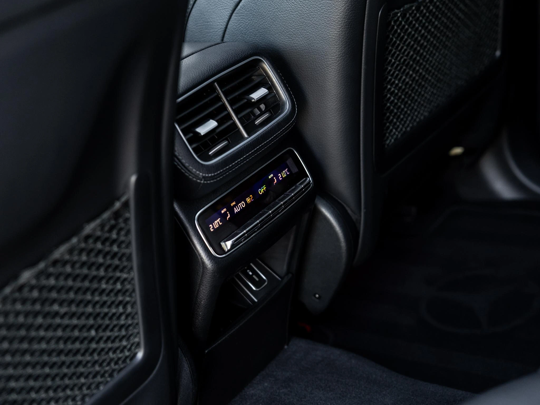 Mercedes-Benz-GLE-image-35
