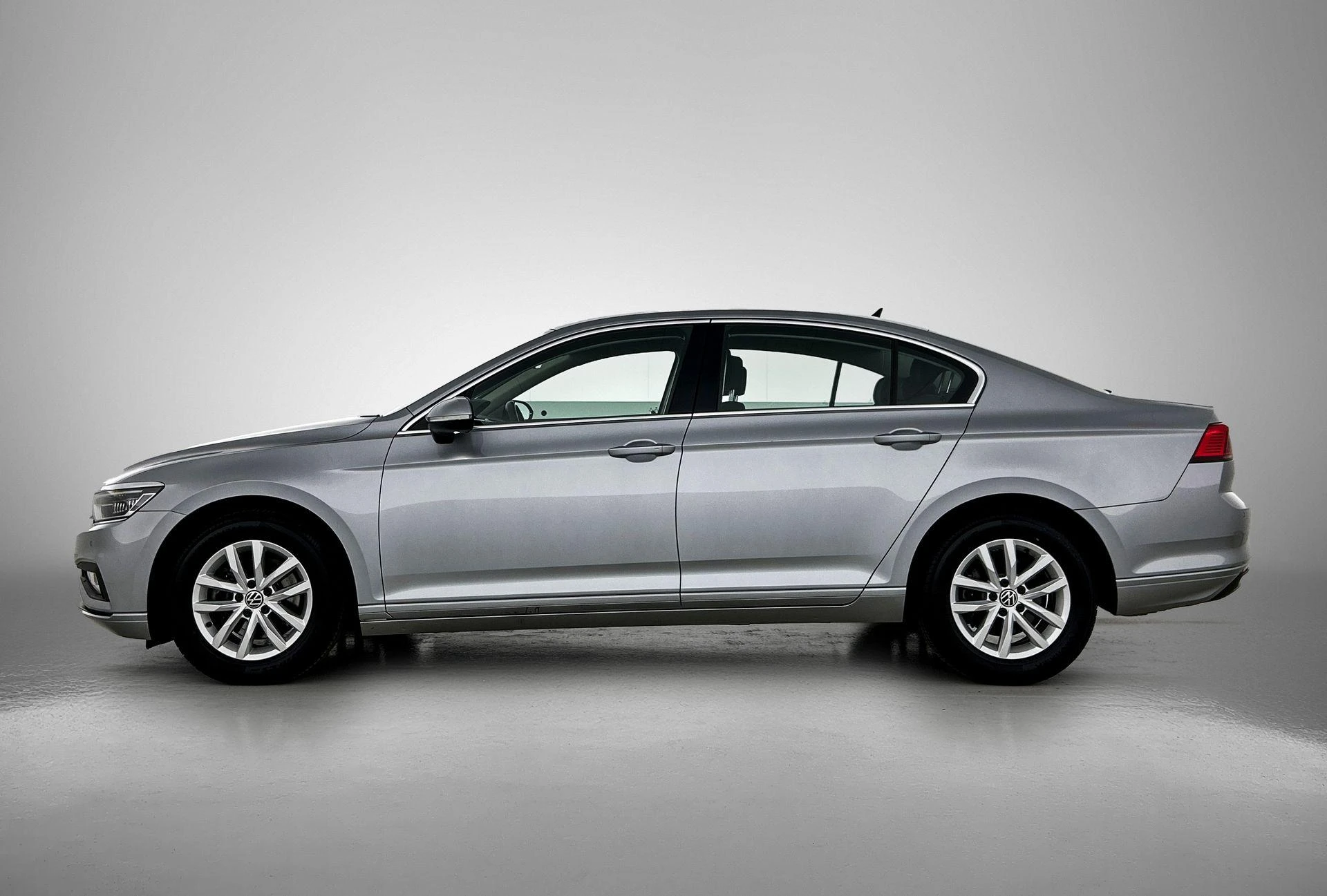 Volkswagen-Passat-image-1