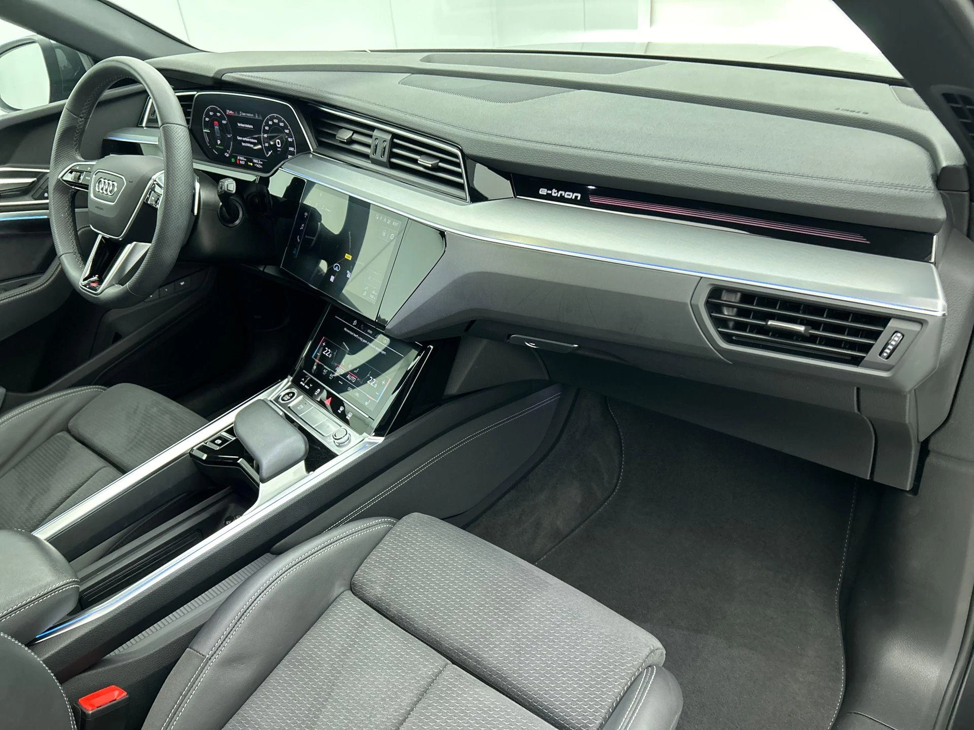 Audi-Q8 e-tron-image-24