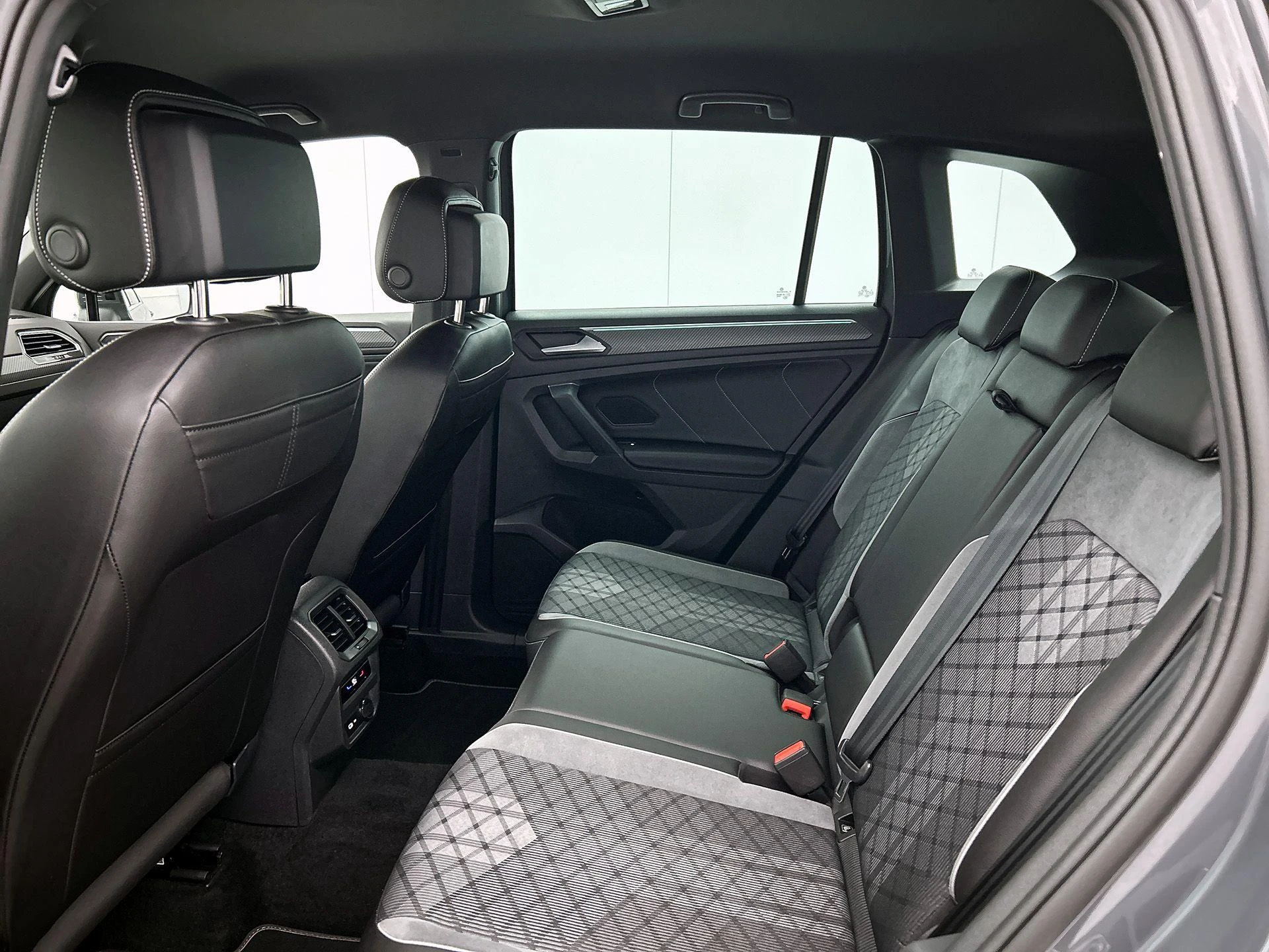 Volkswagen Tiguan 1.5 TSI R-Line Business+ | 150 PK |