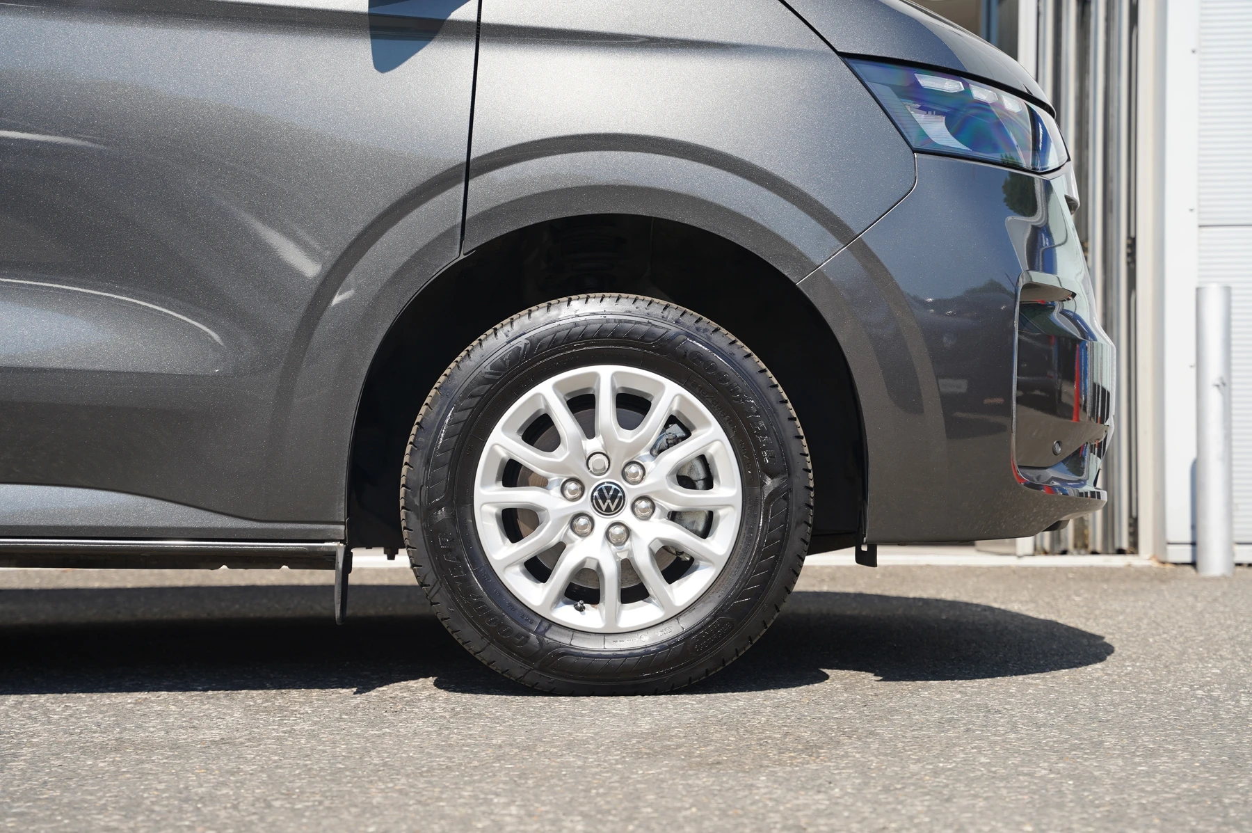 Volkswagen-Transporter-image-36