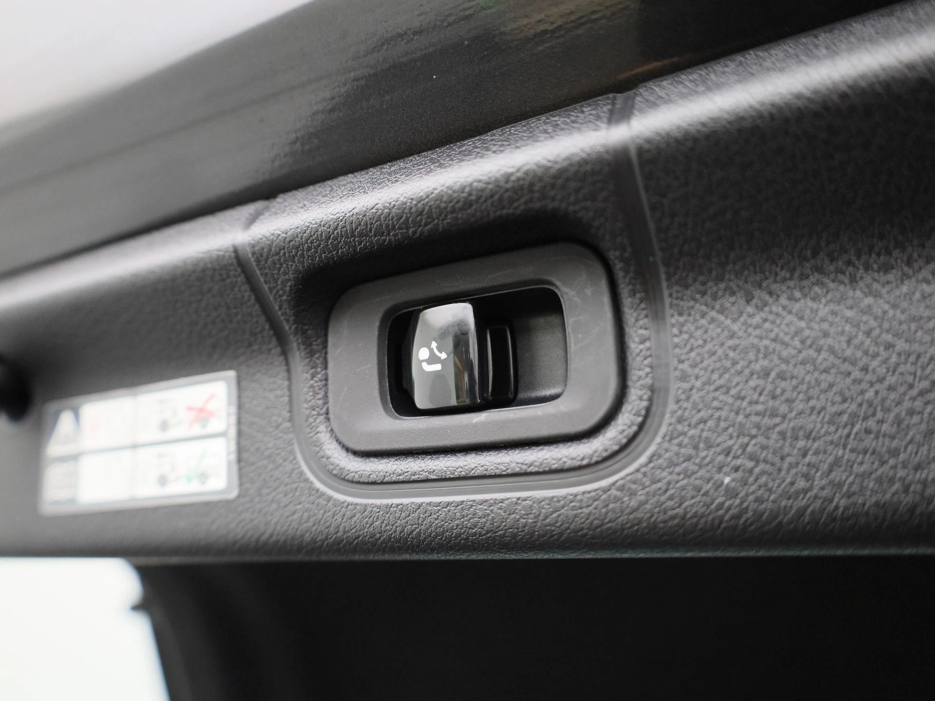 Mercedes-Benz-EQE-image-16
