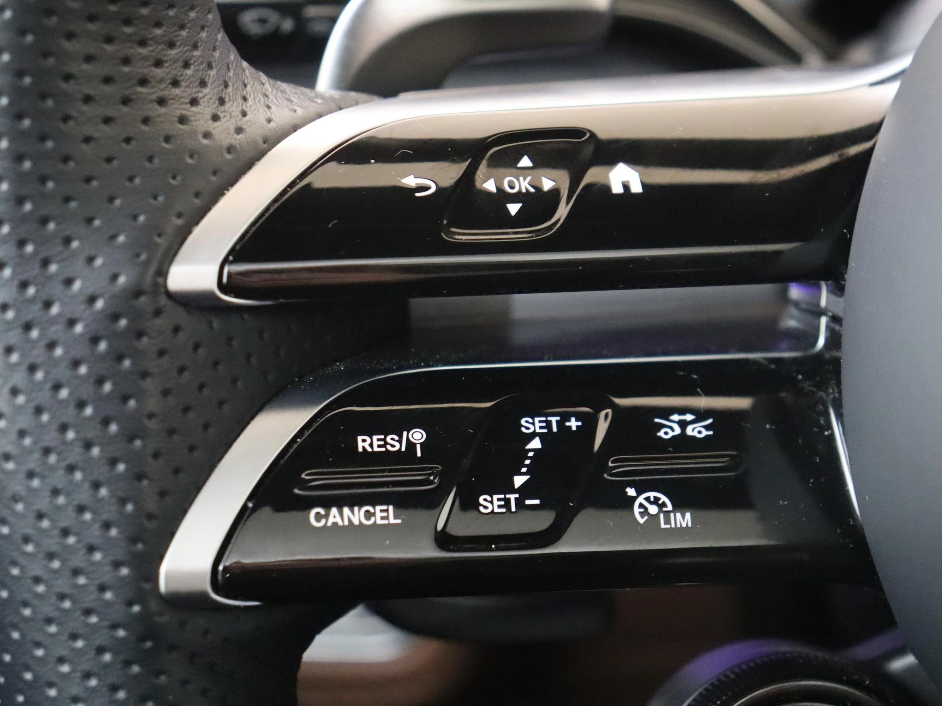 Mercedes-Benz-GLE-image-19